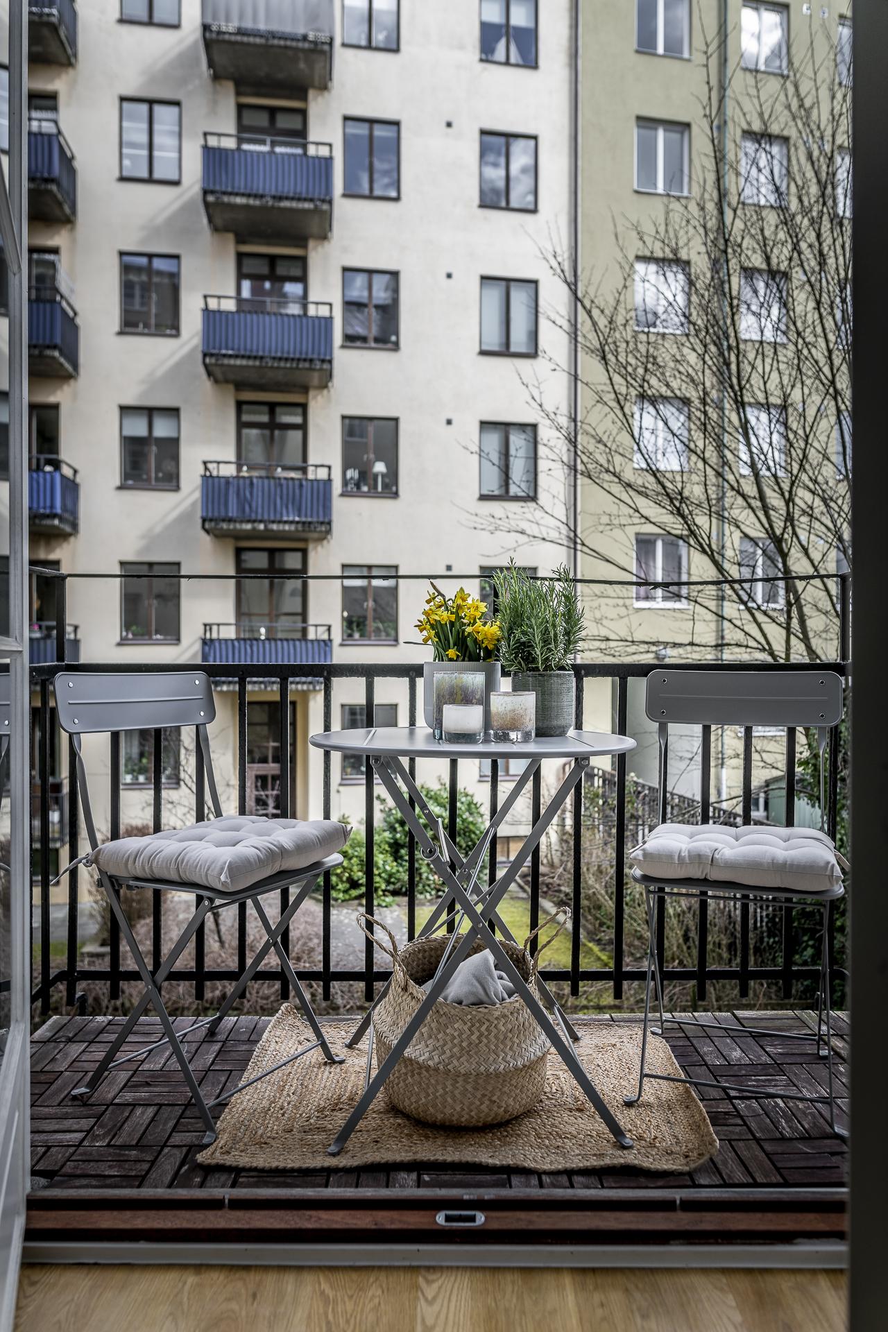 Härlig balkong ut mot tyst intim innergård