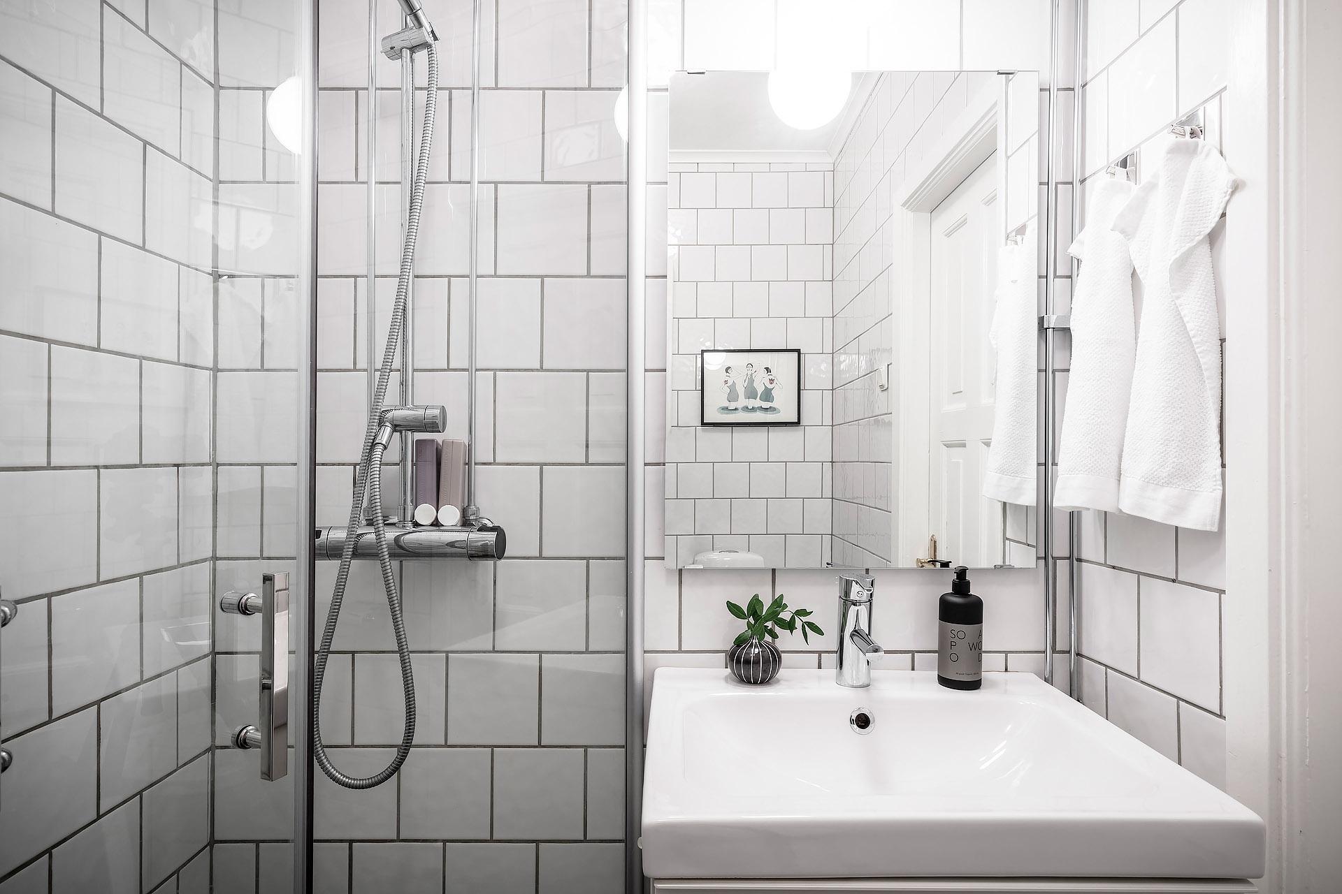 Fräscht och helkaklat badrum