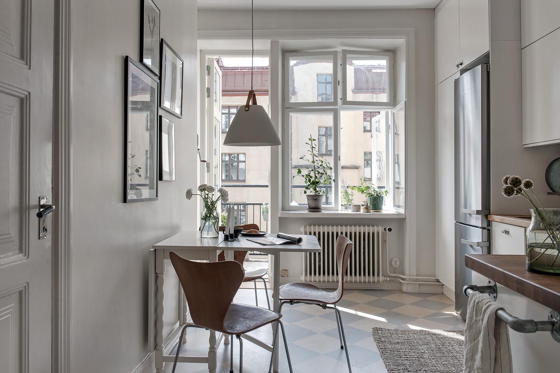 Kök med utgång till balkong