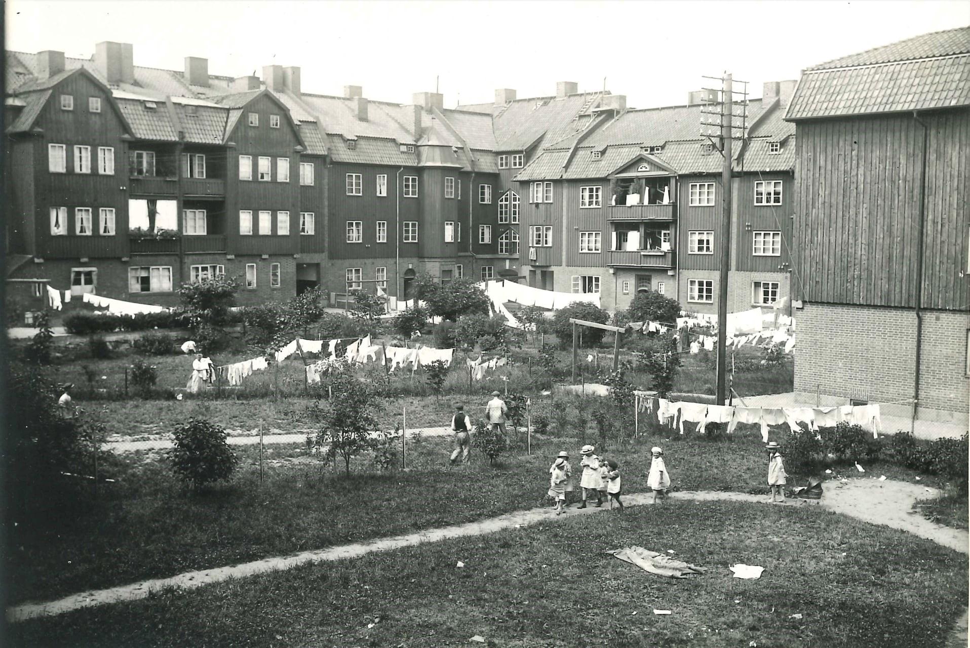 Samma gård, en dag för länge sedan