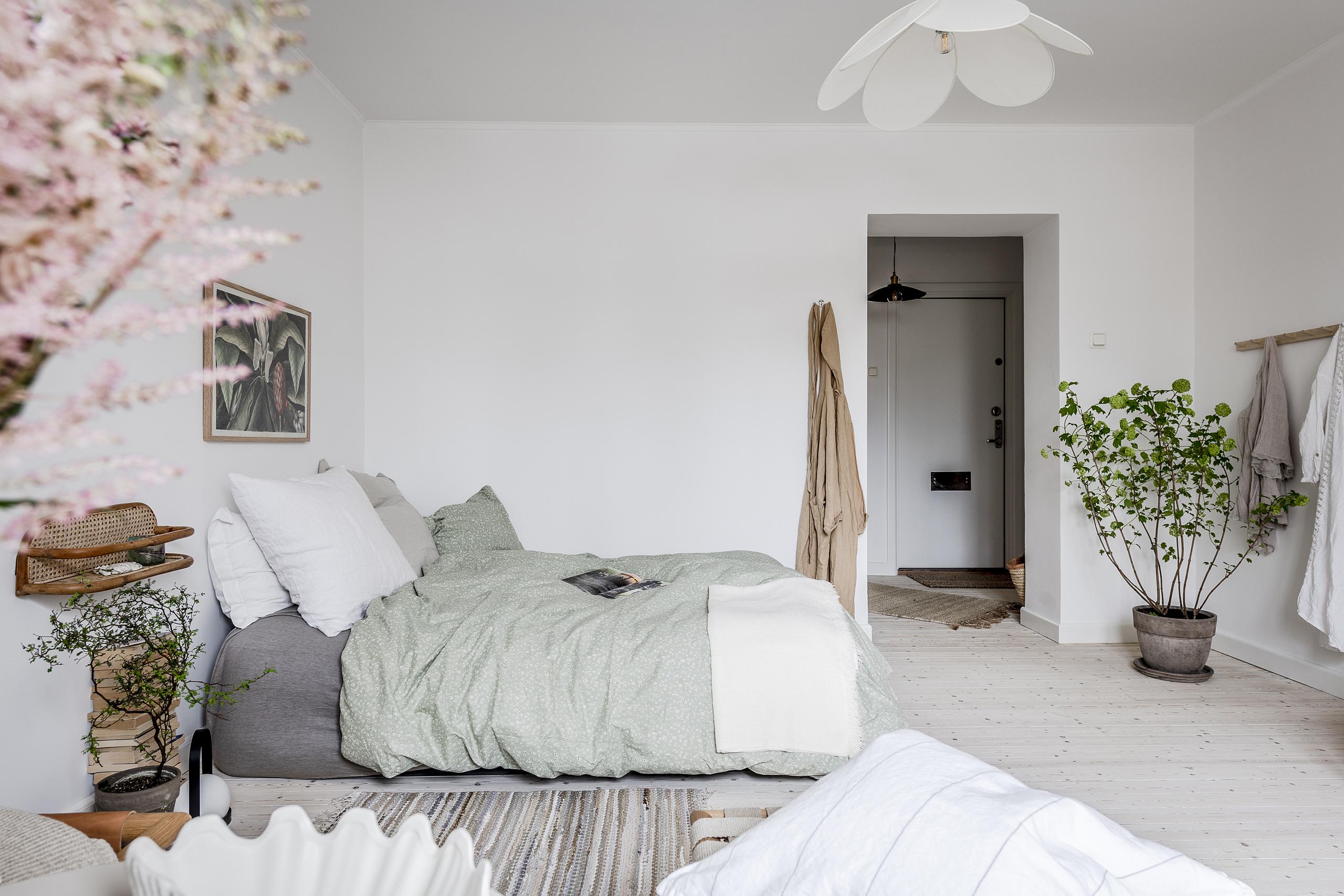 Här ryms dubbelsäng och stor soffa utan problem. Förvaring sätter du in det du önskar.