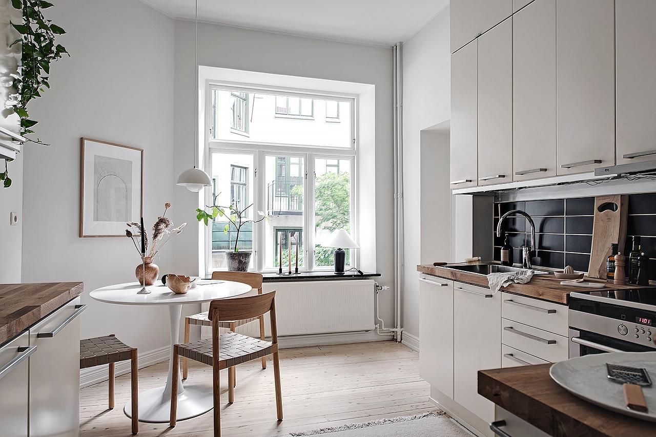 Luftigt kök med plats för matbord intill fönstret