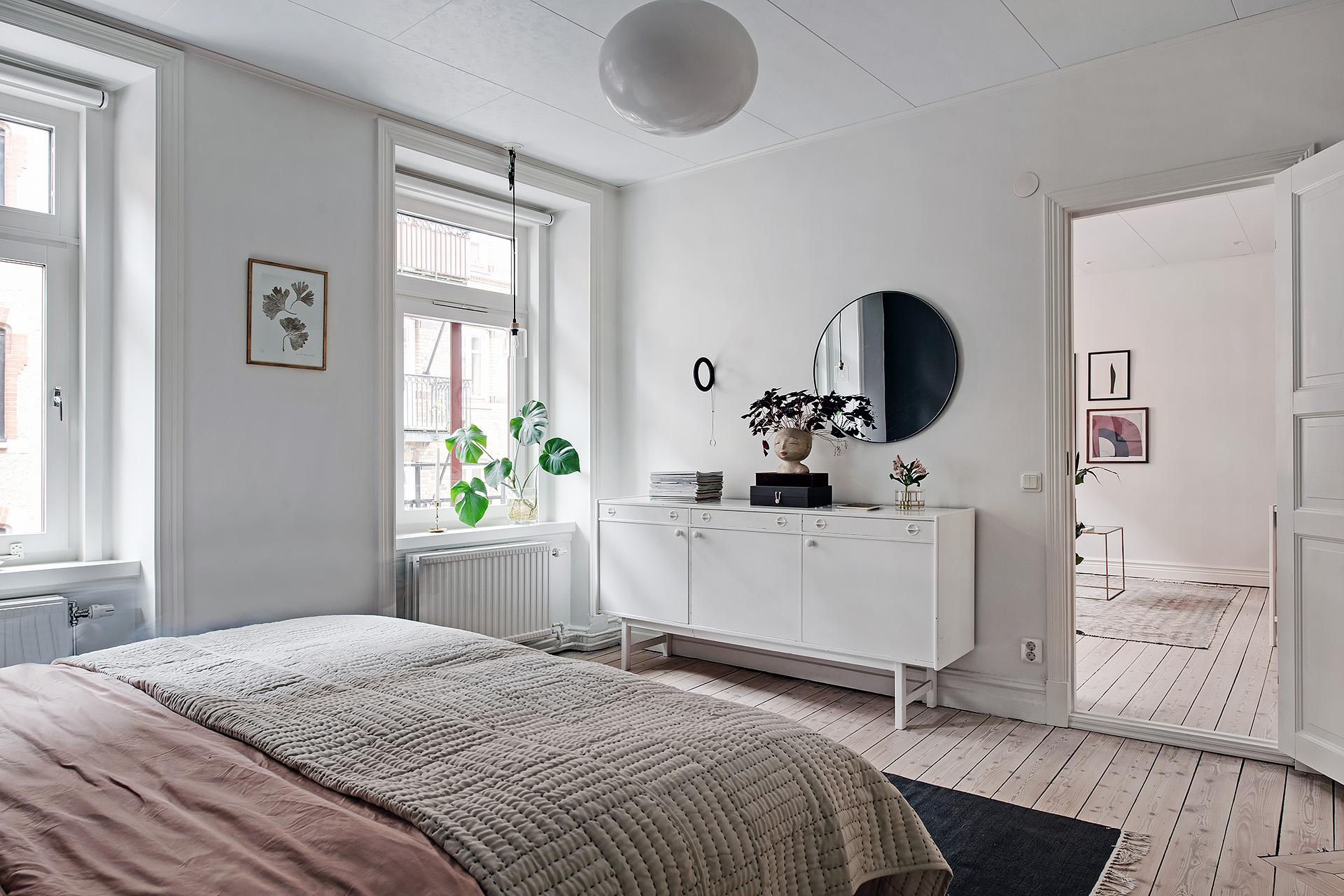 Stora sovrummet bredvid vardaghsrummet