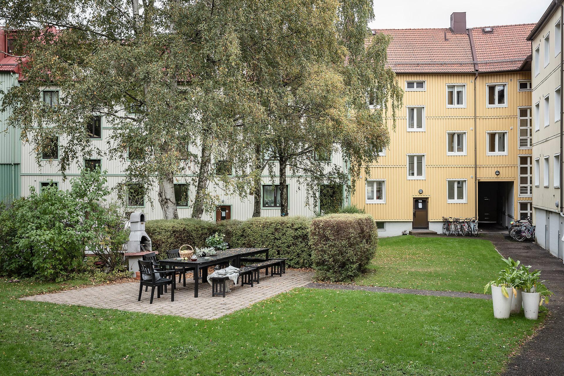 Den mysiga innergården är mycket uppskattad av medlemmarna