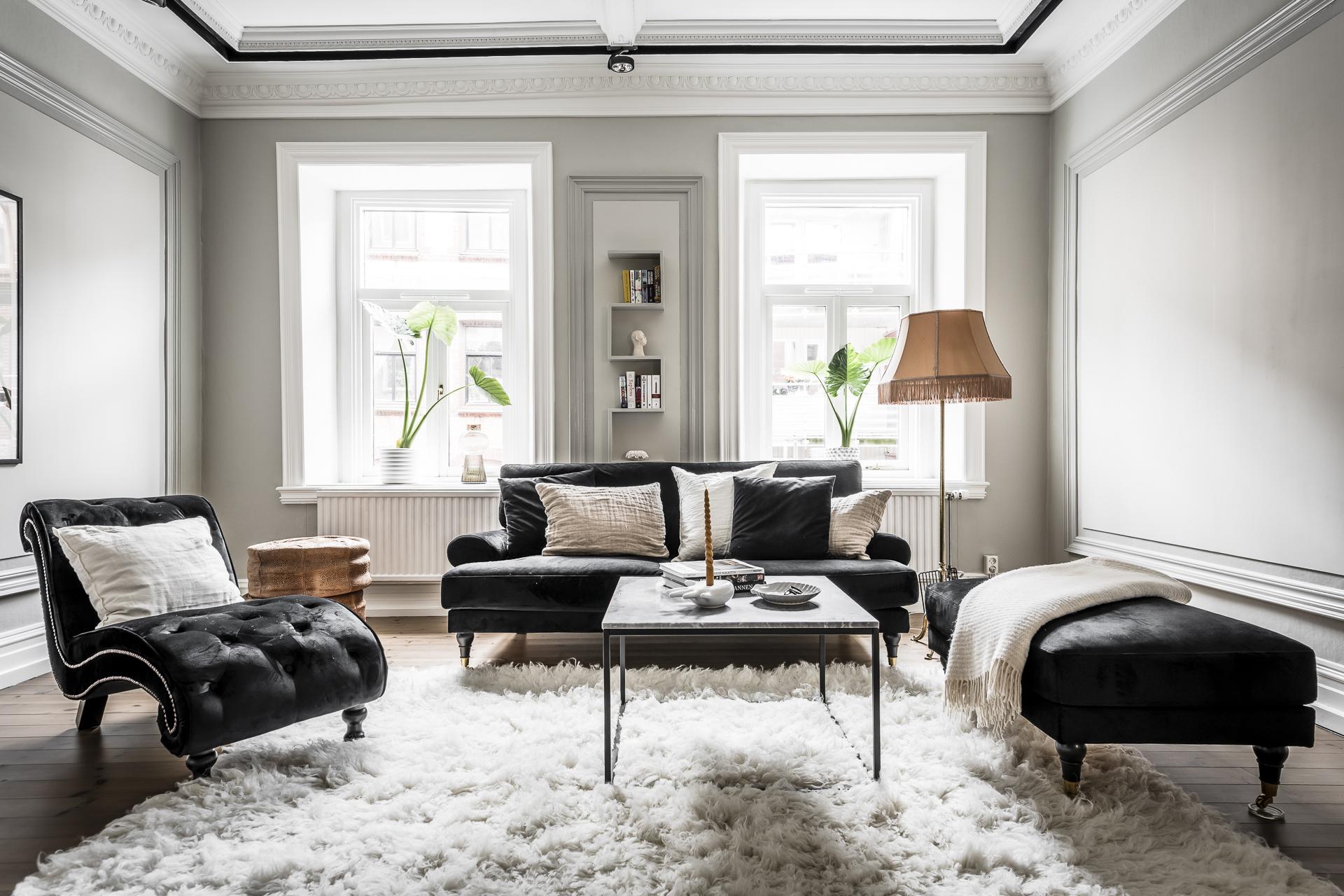 Höga fönster i rakt västerläge garanterar ljuset