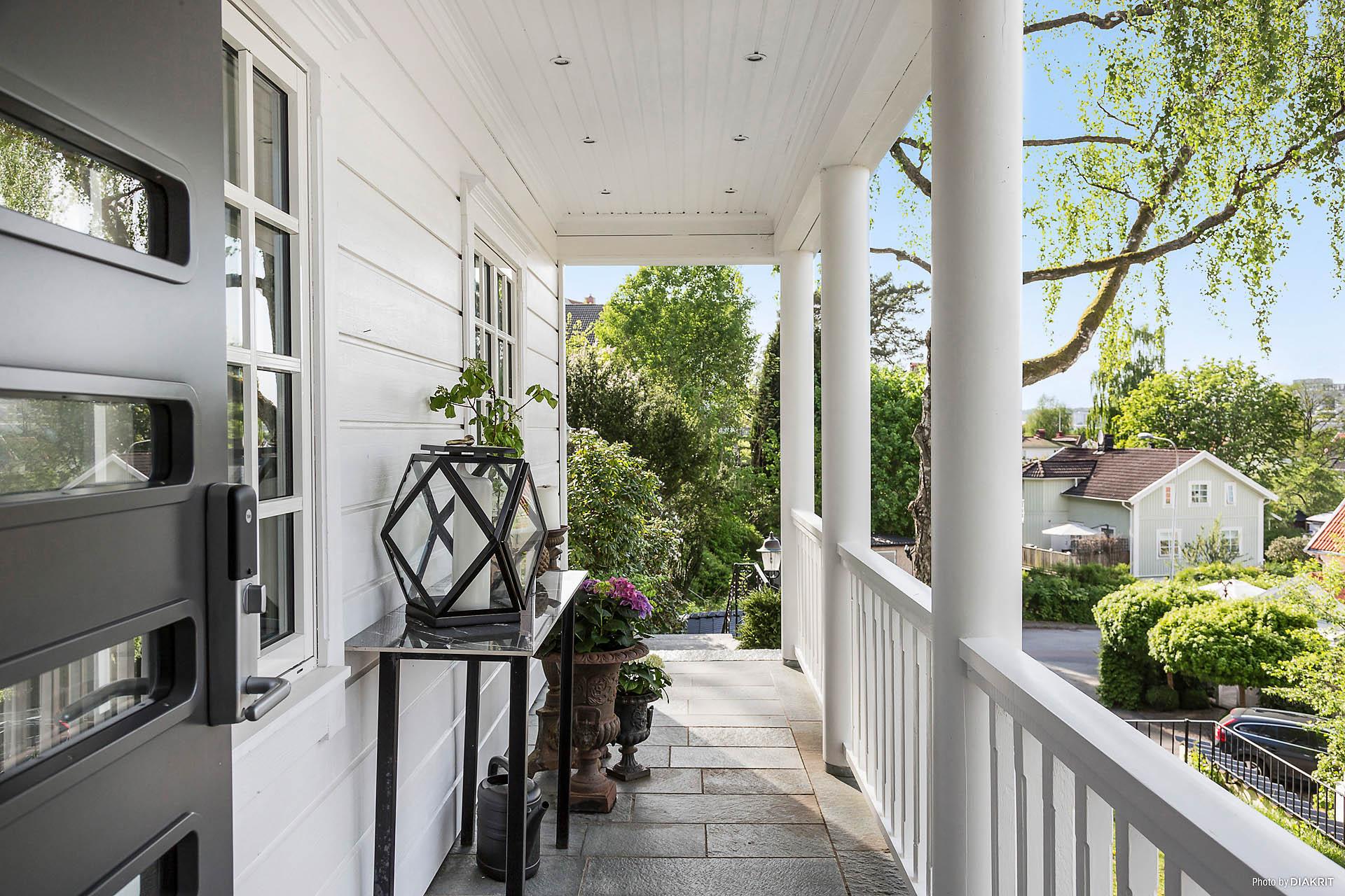 Härlig veranda vid entrén