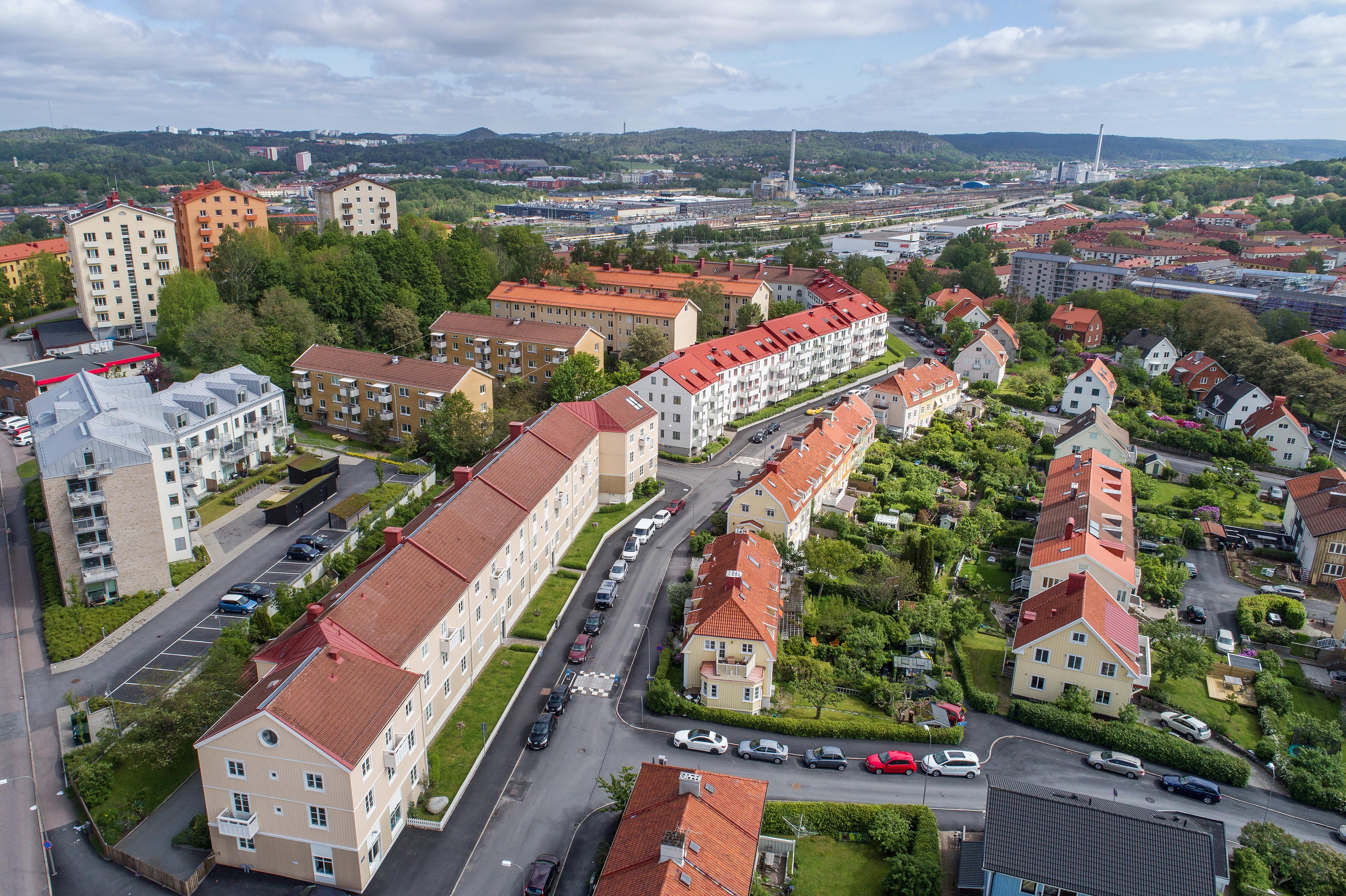 Strömmensberg är ett lugnt område, med blandad bebyggelse som ligger inbäddad i grönska.