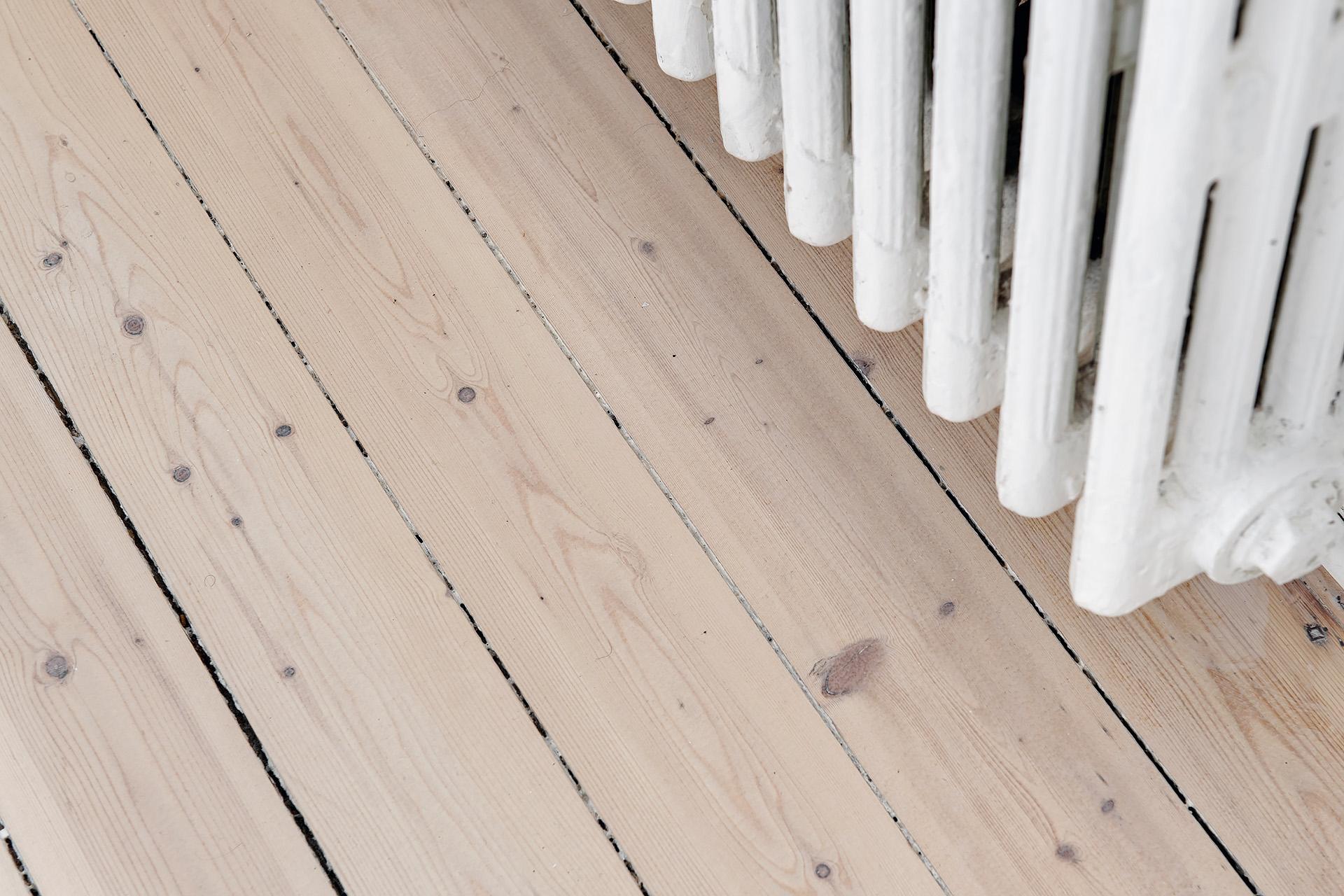 Vitbetsade brädgolv