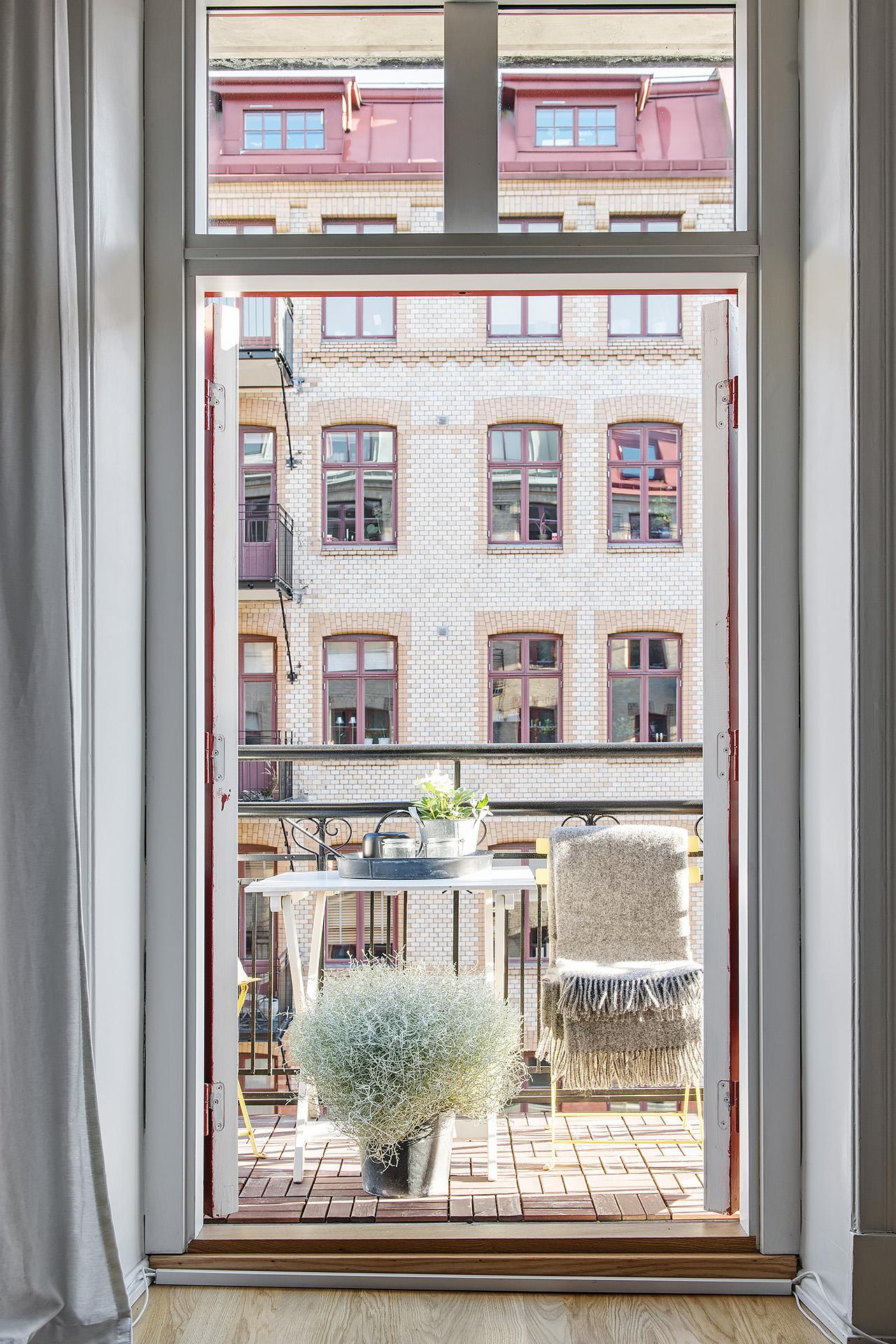 Från vardagsrummet nås en av två balkonger