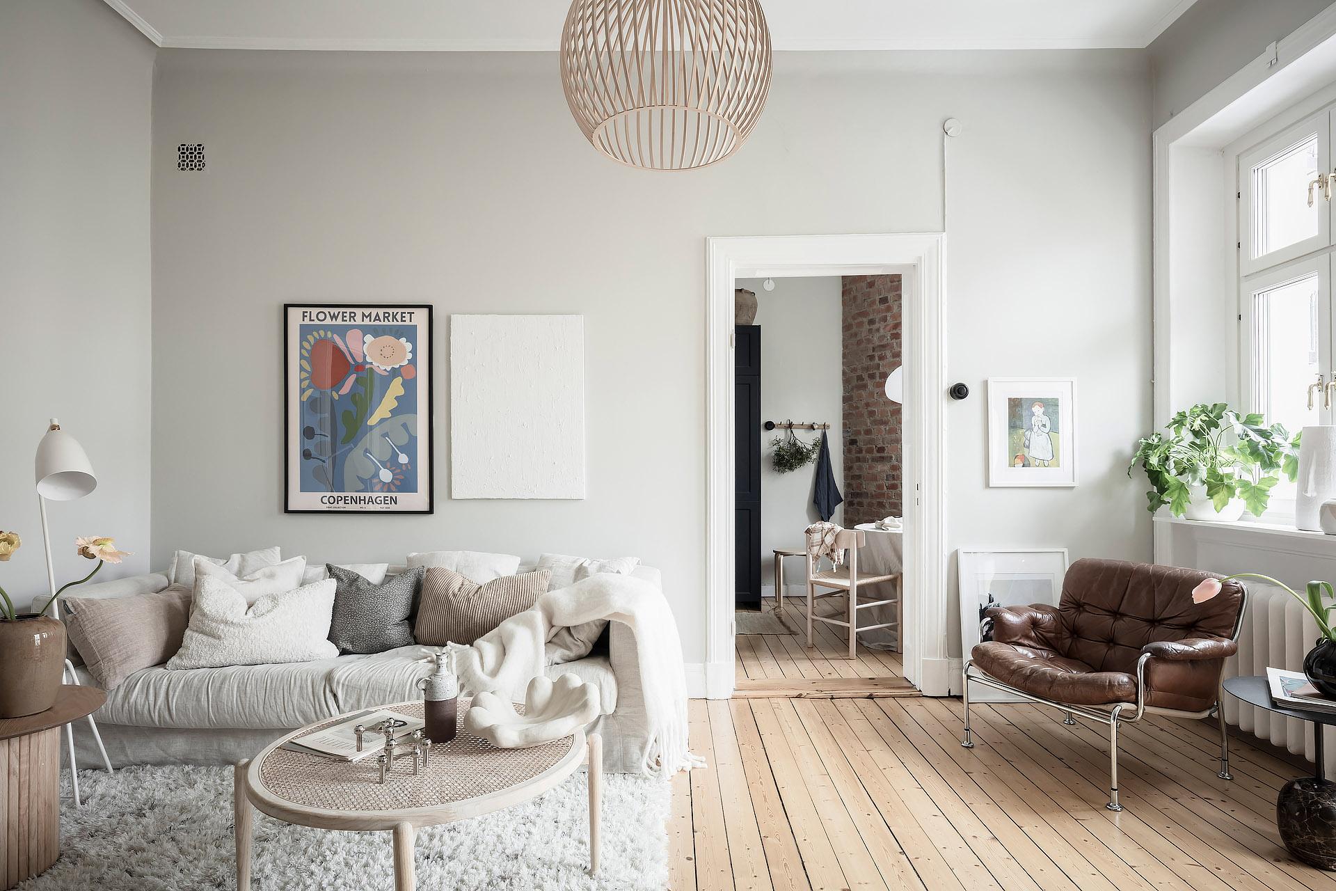 Sober färgsättning i hela lägenheten