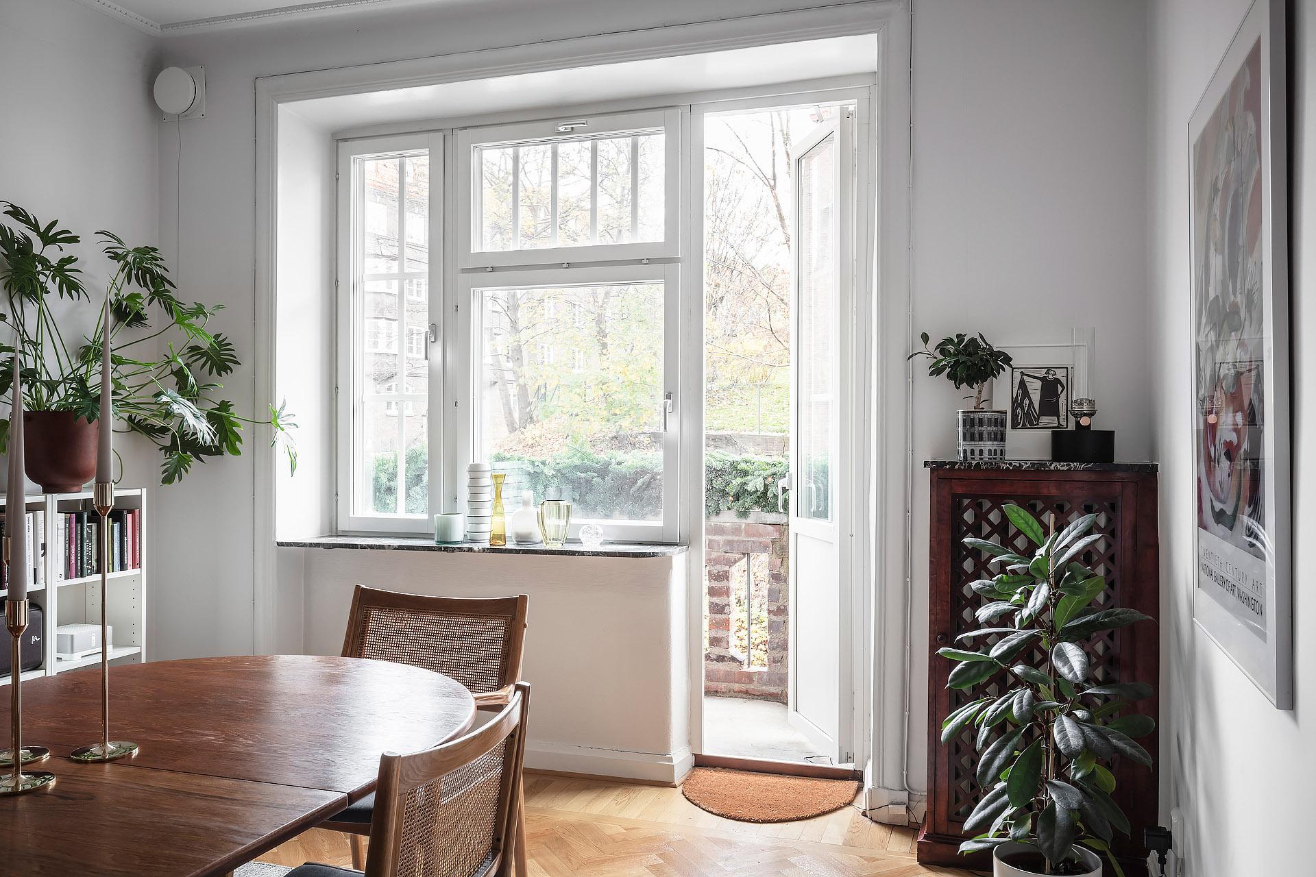 Eftermiddagsljuset sveper över balkongen som vetter mot Föreningsgatan