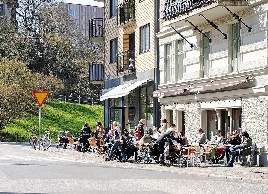 Runt hörnet ligger soliga caféer & restauranger