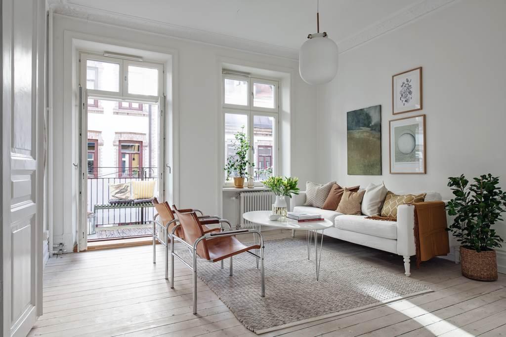 Även i vardagsrummet ligger vitvaxade brädgolv