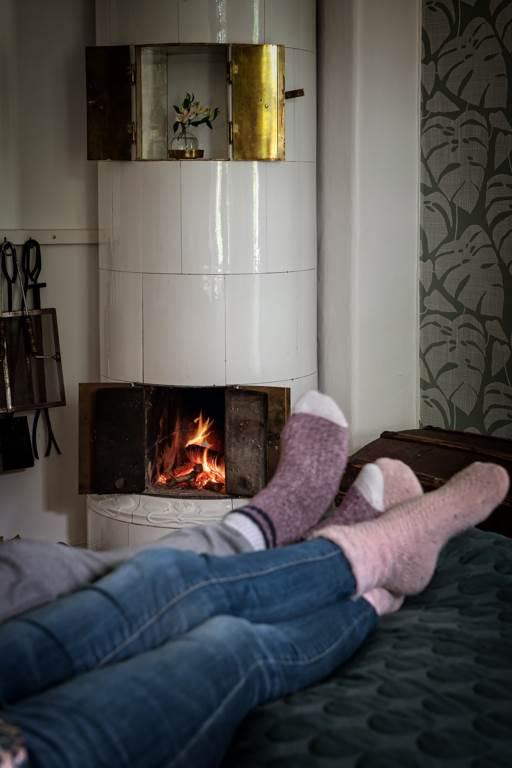 Husets enda fungerande kakelugn värmer gott under höstkvällarna