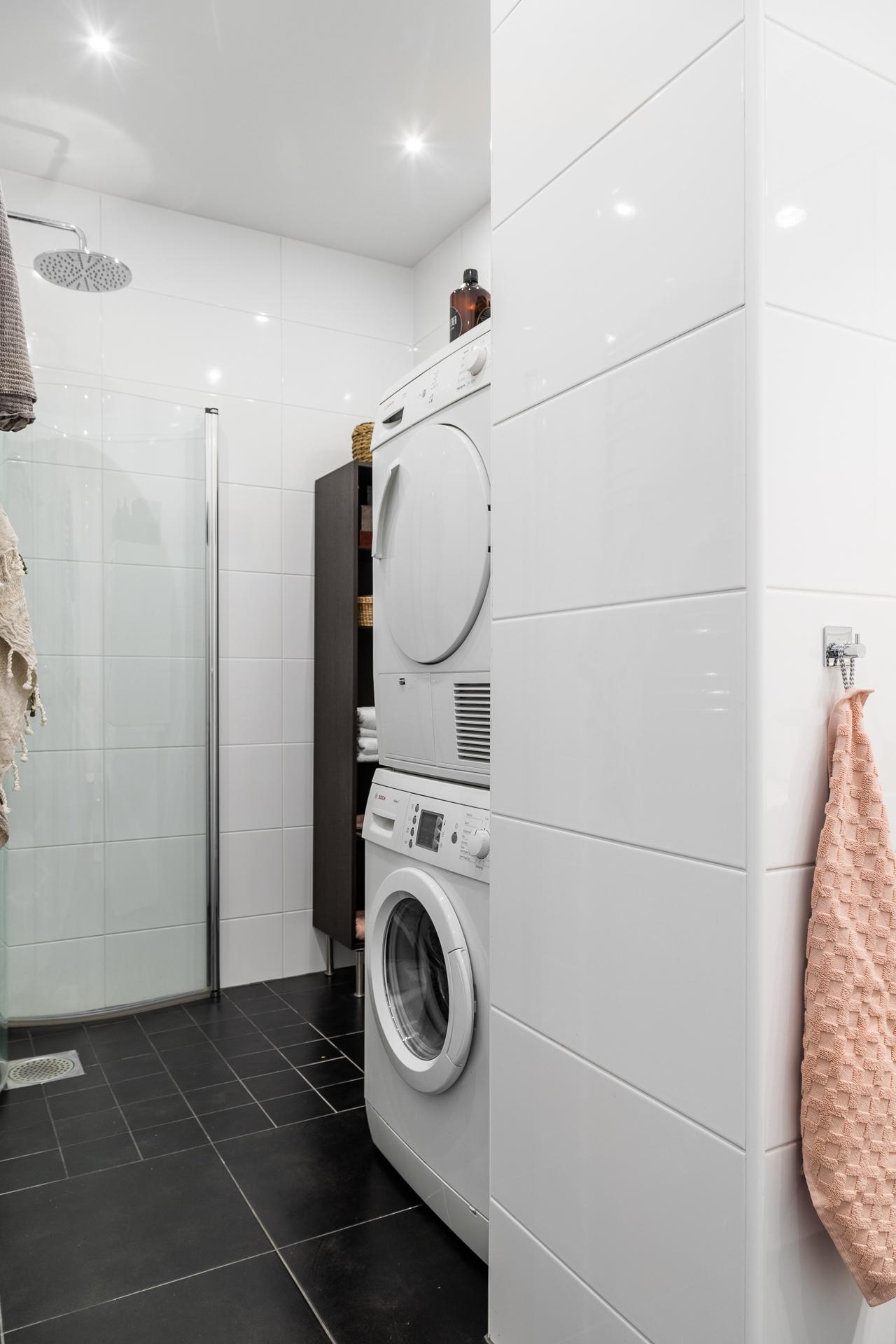 Dusch med glasade väggar och tvättpelare