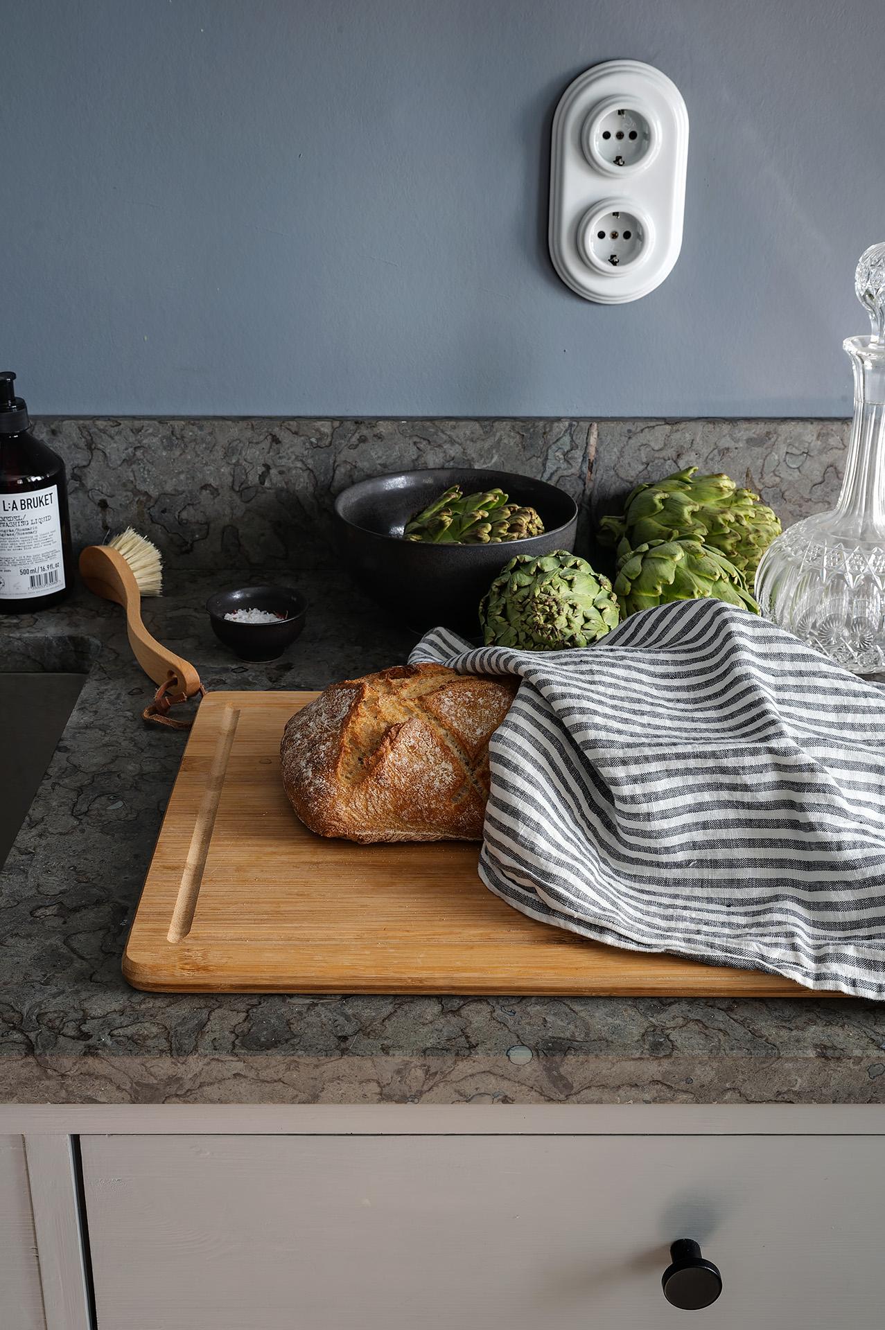 Bänkskiva av kalksten från Kinnekulle