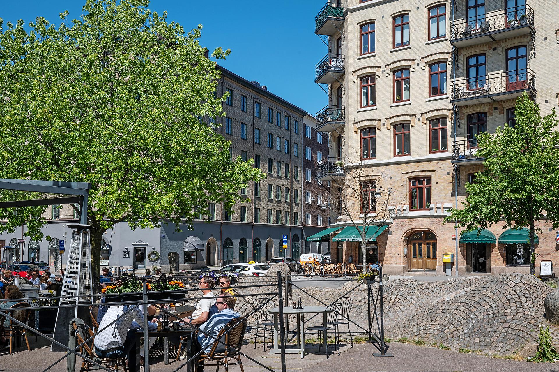 Utanför porten erbjuds trevliga uteserveringar