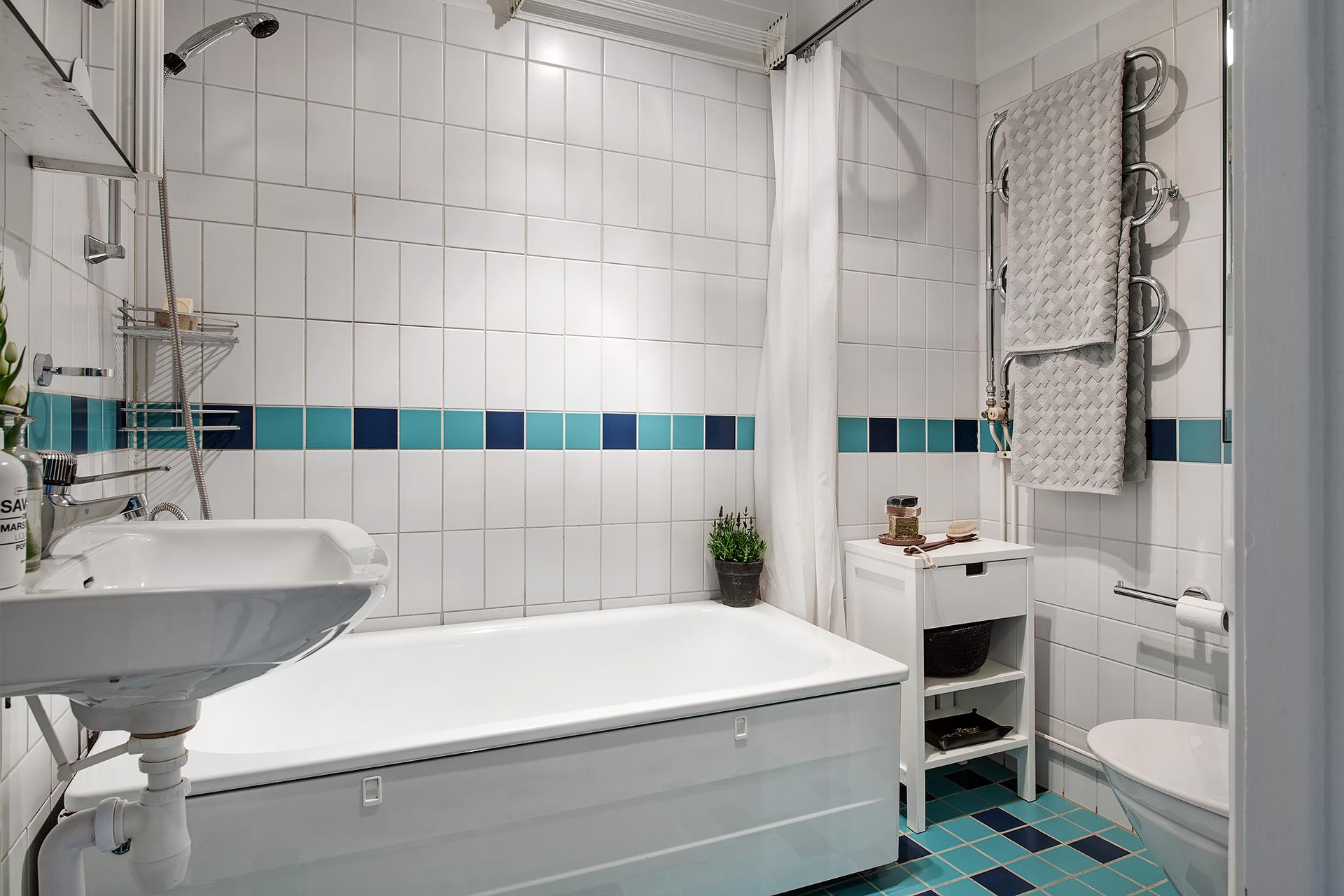 Badrummet är inte nyrenoverat men fortfarande riktigt fräscht