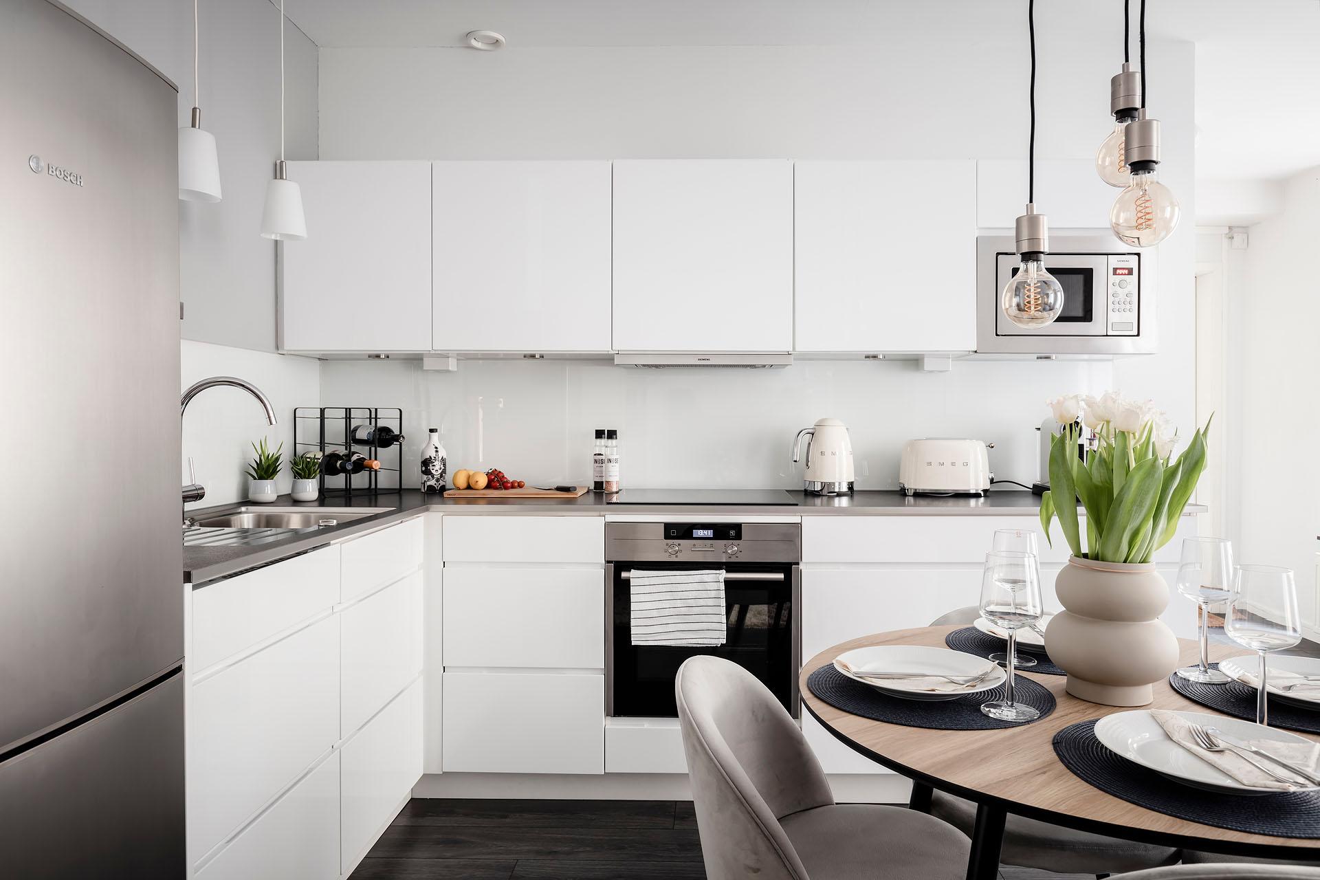 Tilltalande snyggt kök med gott om förvaring