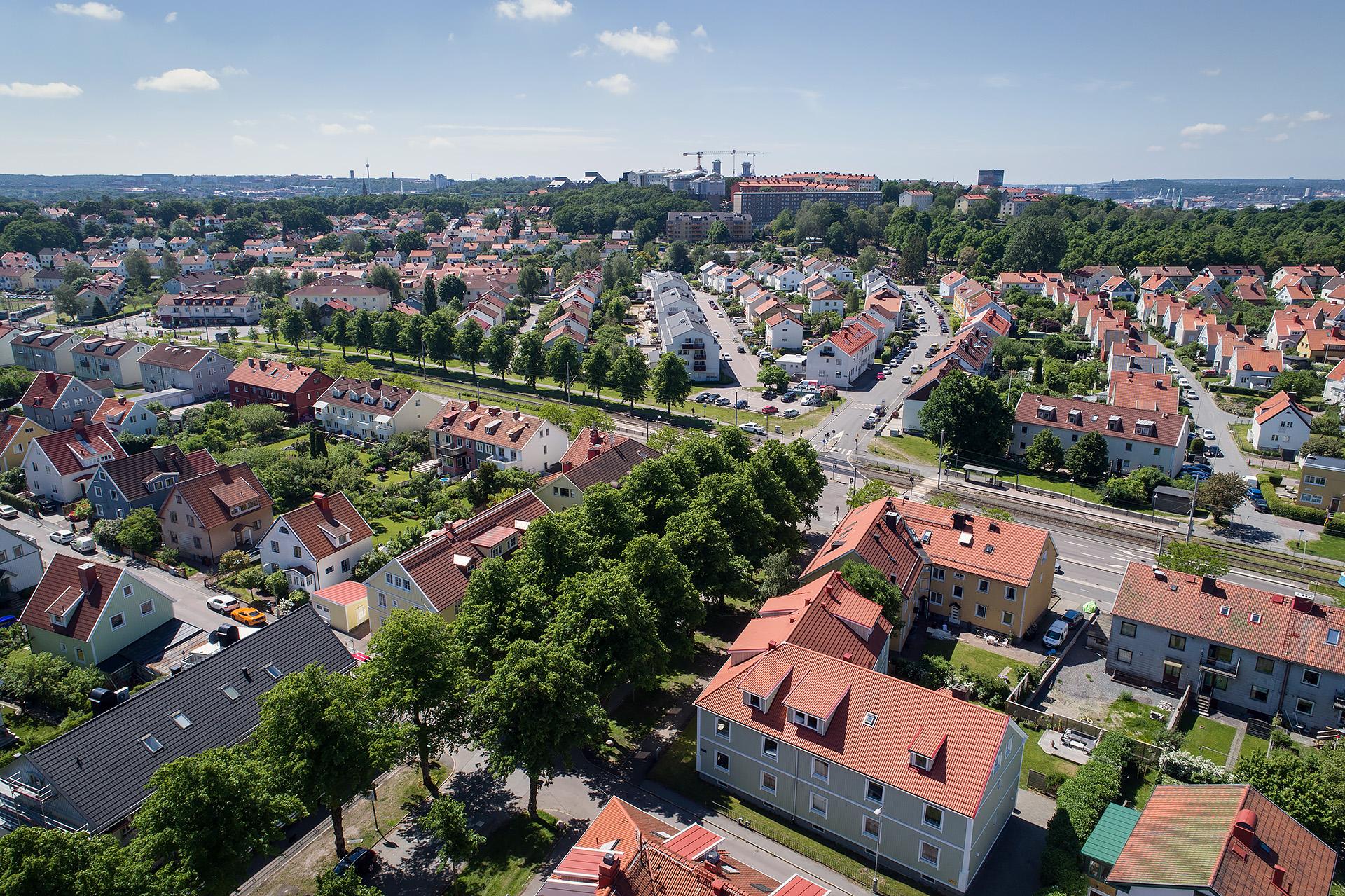 En grön och lummig stadsdel med bekväm närhet till både innerstad och natur