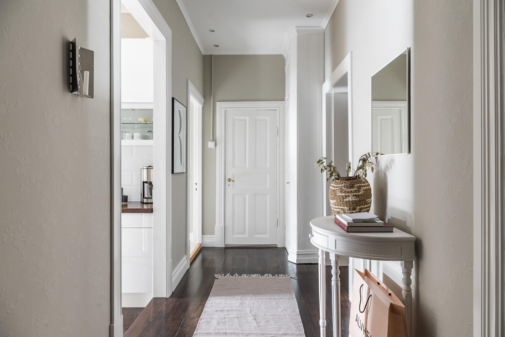 Stor och luftig hall som blir lite av lägenhetens nav