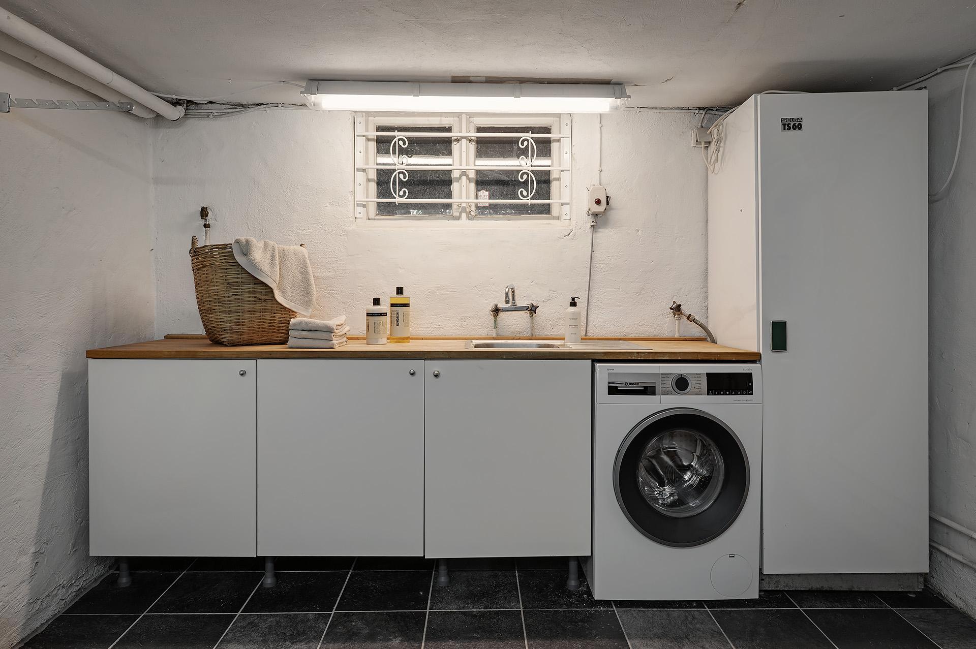 I källaren finns en bra tvättstuga