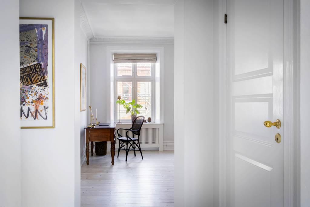 Från köket, genom hallen och in mot vardagsrummet