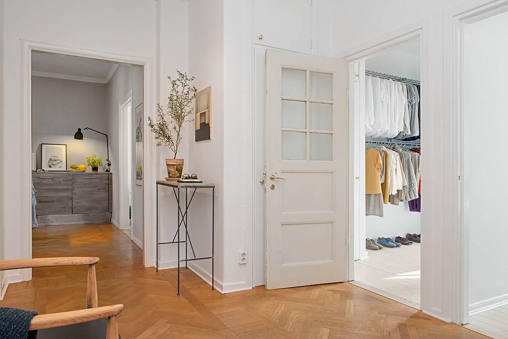 Fiskbensparketten bryter fint mot de ljusa ytorna