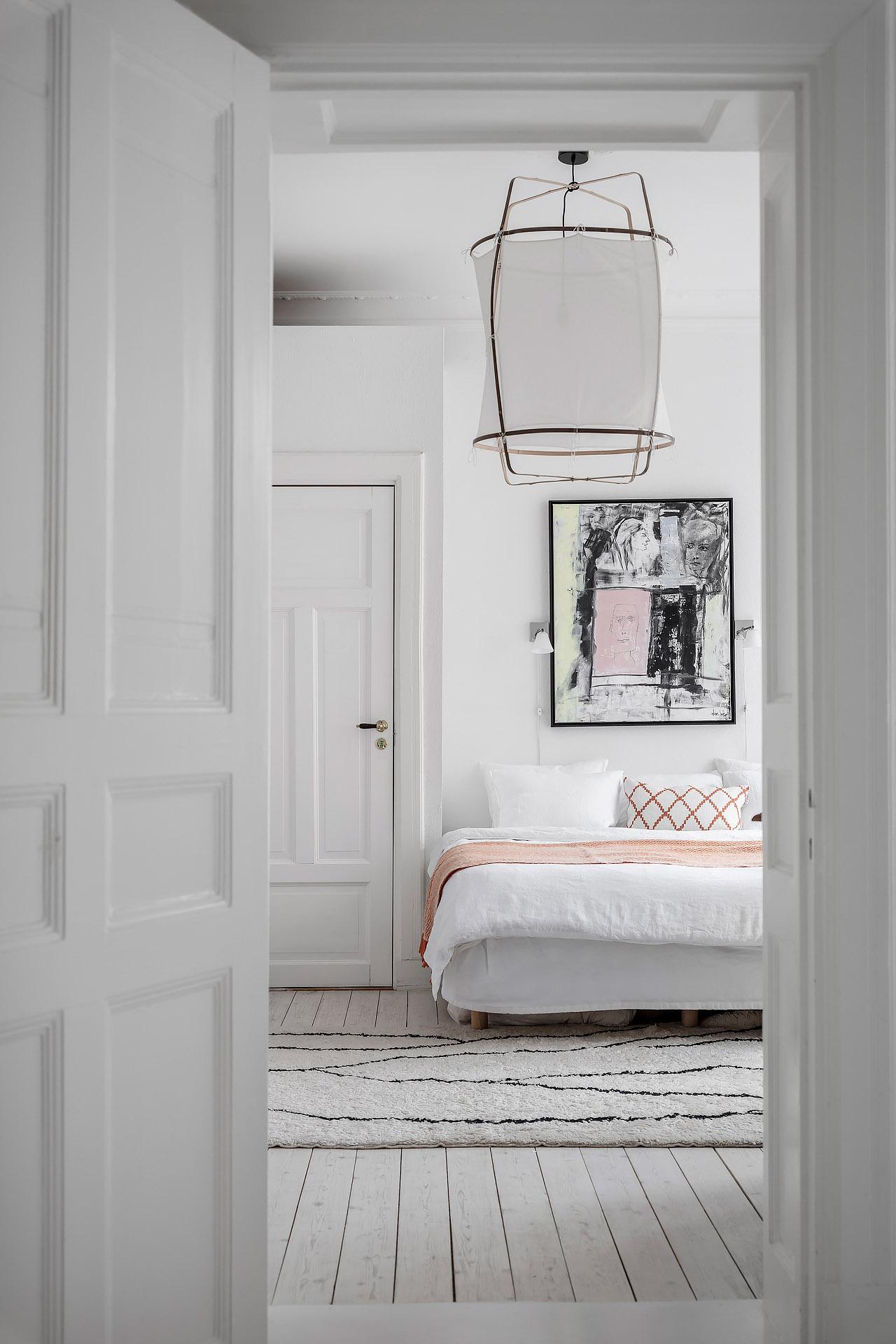 Master bedroom med direct access till våningens ena badrum