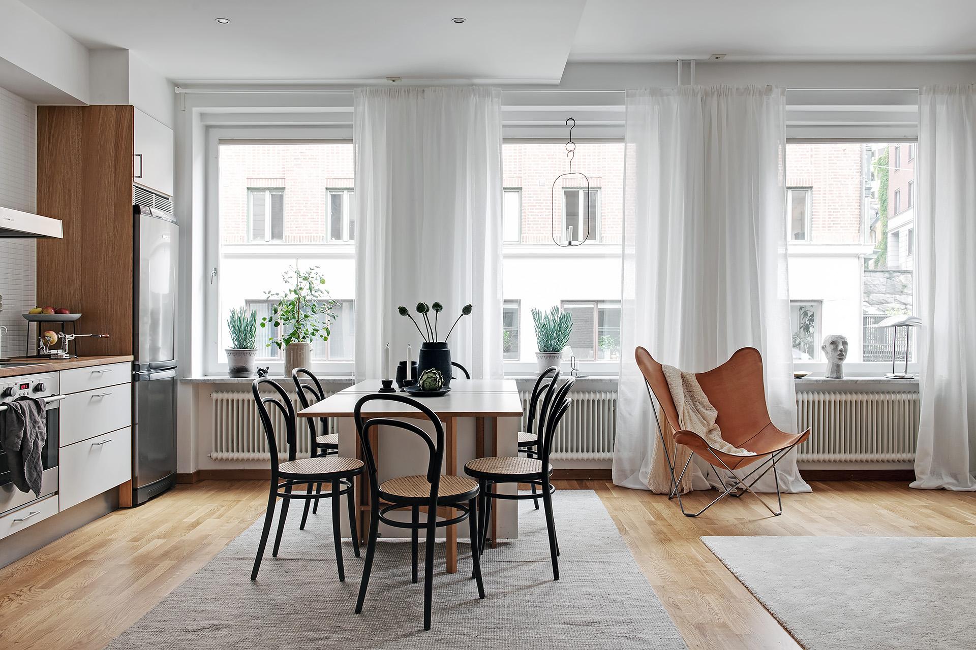 Inget fel på ljuset som garanteras av de stora fönstren ut mot Kungsgatan