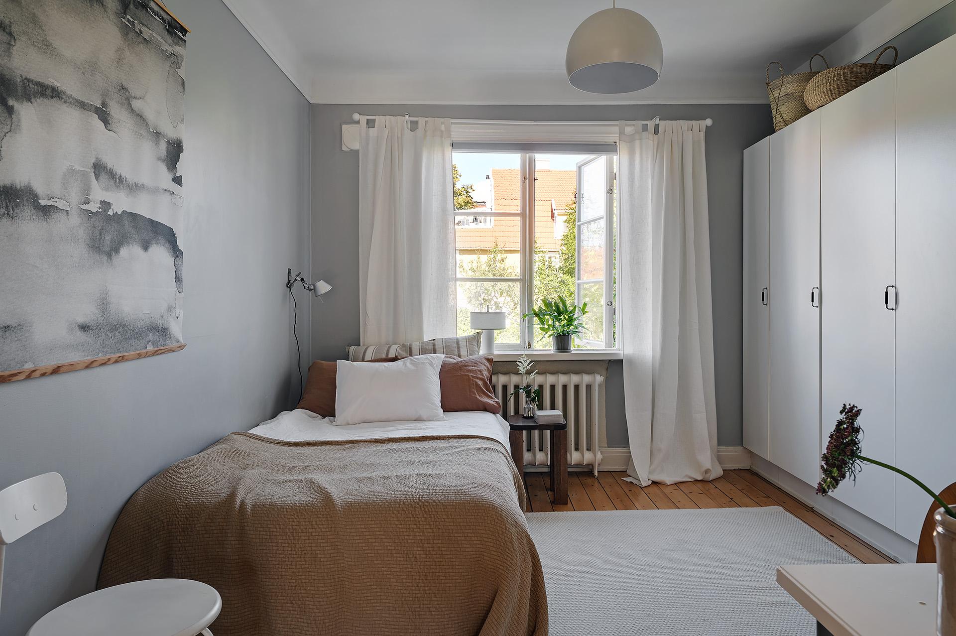 Ännu ett bra sovrum med förvaring