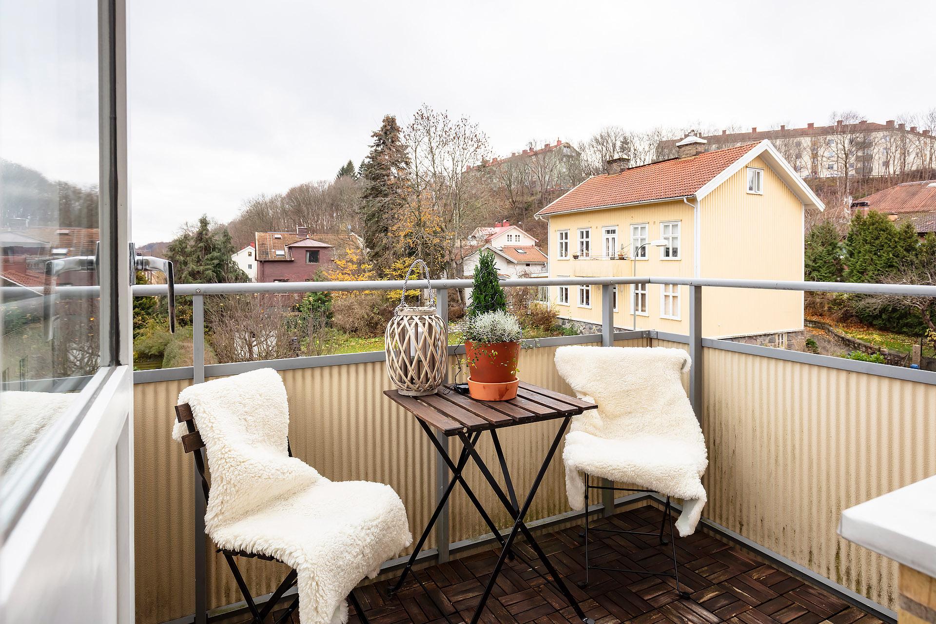 Högst upp i huset och sydöstläge på balkongen