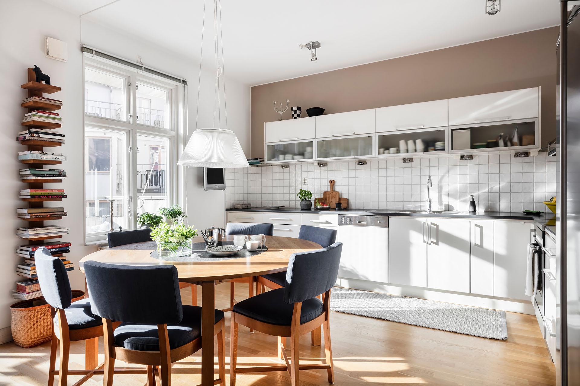 Stort sällskapskök med underbart ljusinsläpp från söder