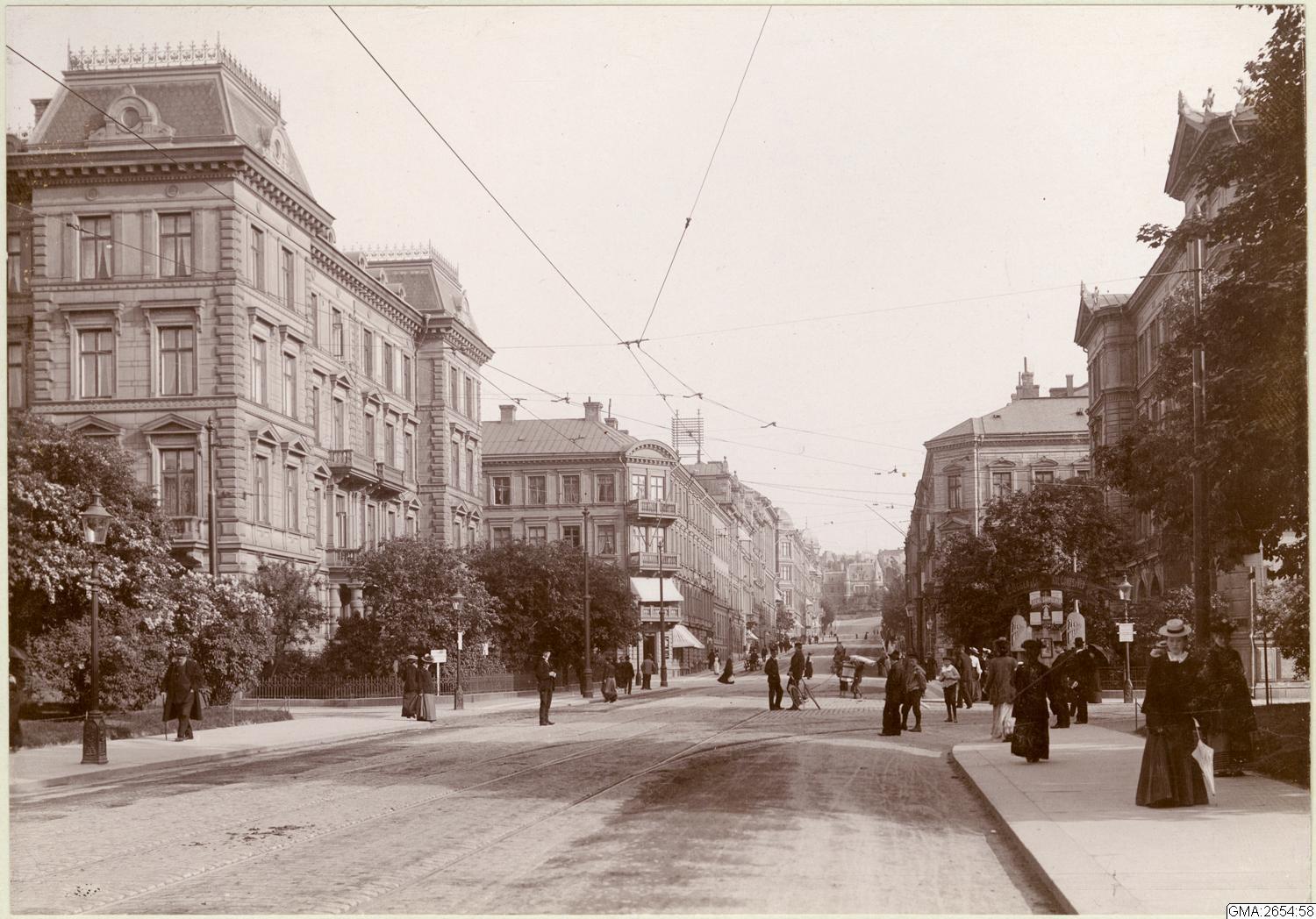 Viktoriagatan ca 1907, fotografi från norr. No. 22 är ungefär i mitten av bilden