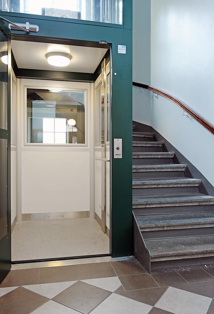 En ny och rymlig hiss tar dig bekvämt till plan 3