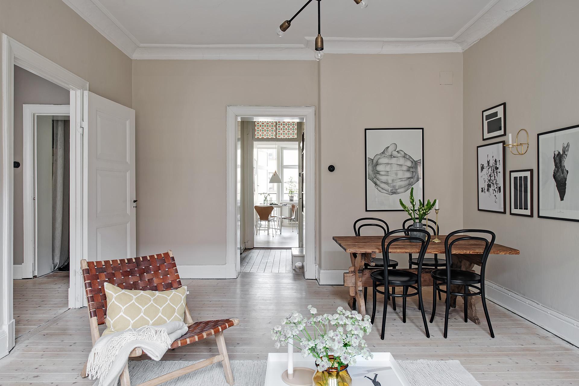 Vardagsrummet är stort nog att rymma ett matbord också