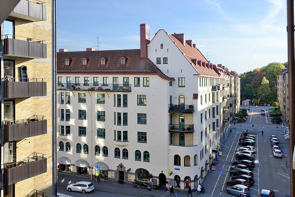 Häng ut & se Slottsskogen längst bort på gatan