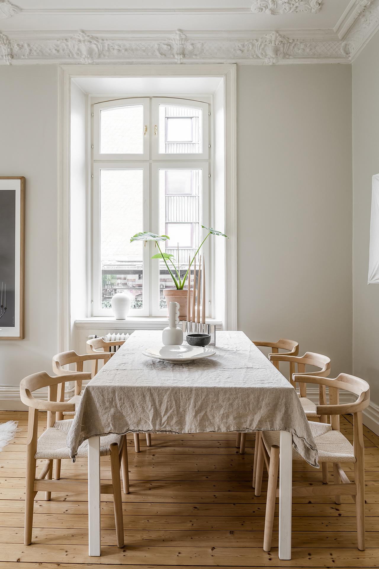 Vardagsrummet erbjuder också plats för matsalsbord