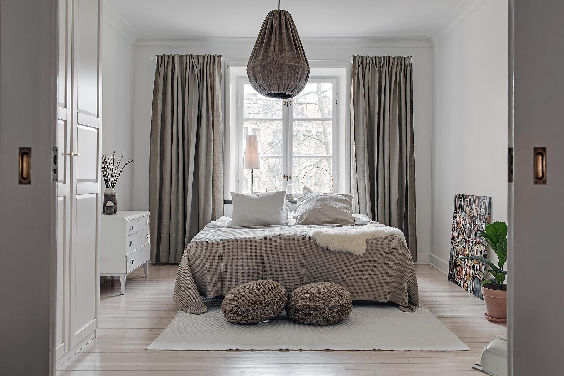 Ett rum för vila och ro med fönster in mot innergården