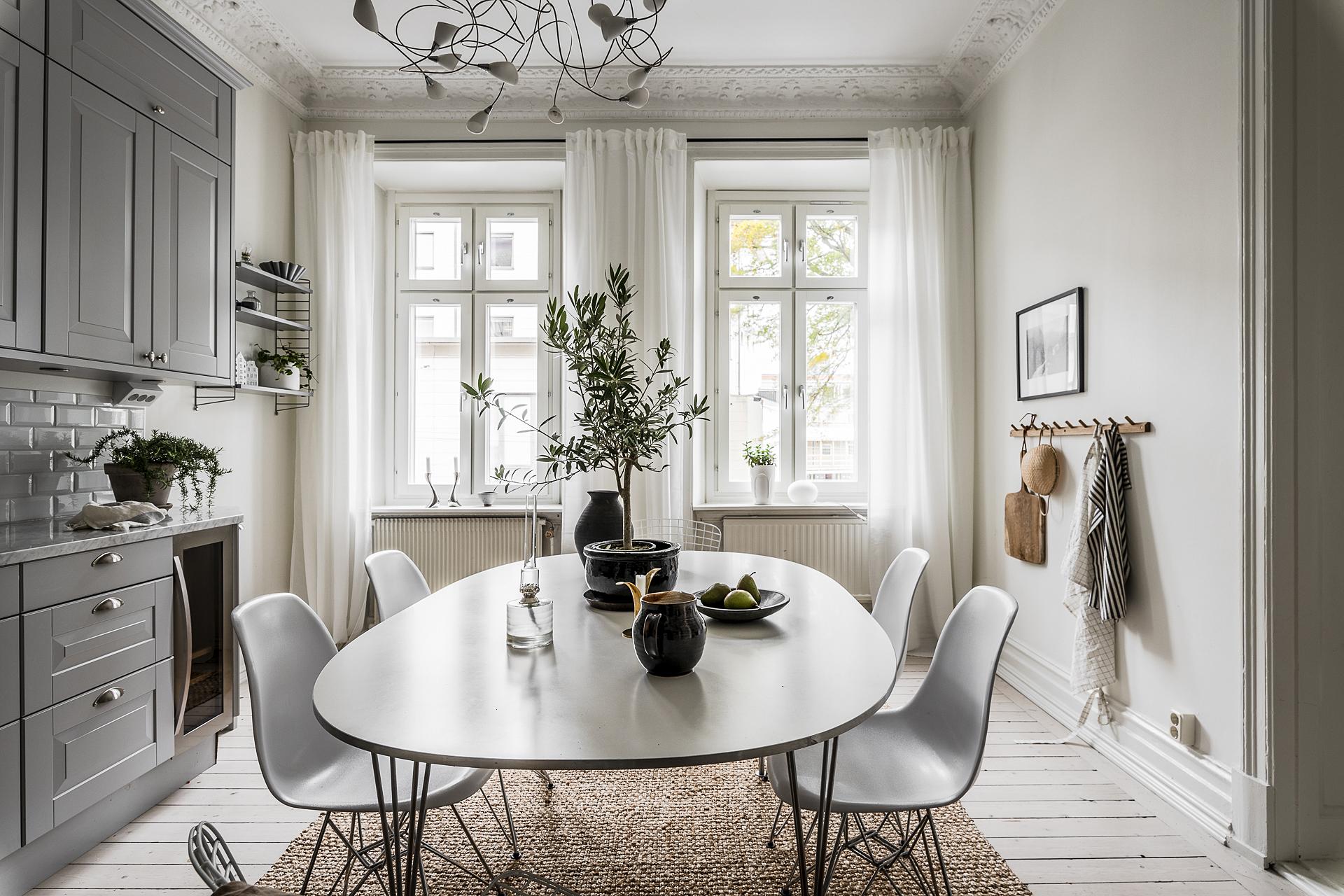 Nya fönster ut mot pampiga Haga Kyrkogata