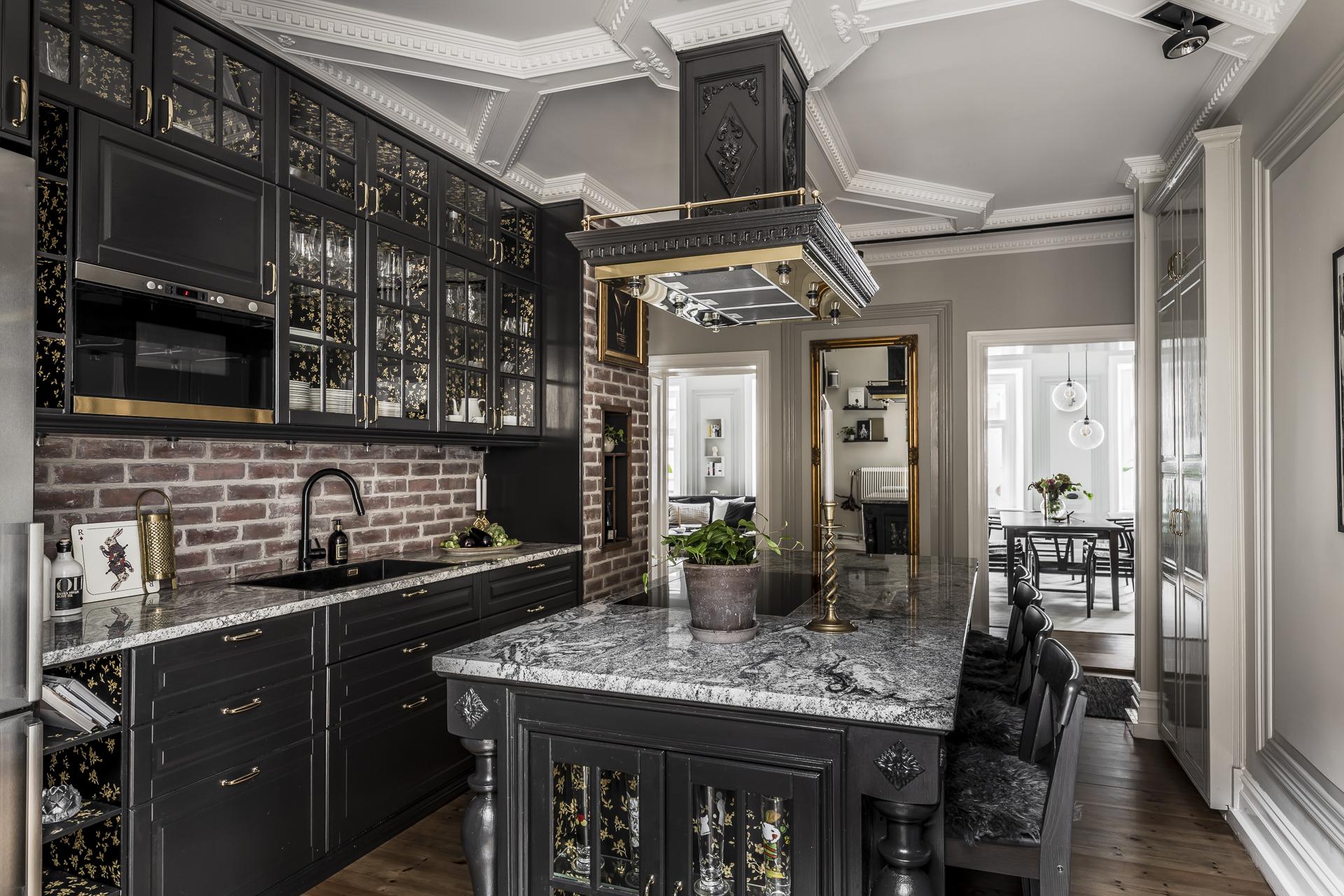 Granit, tegel och trä är råvarorna i köket