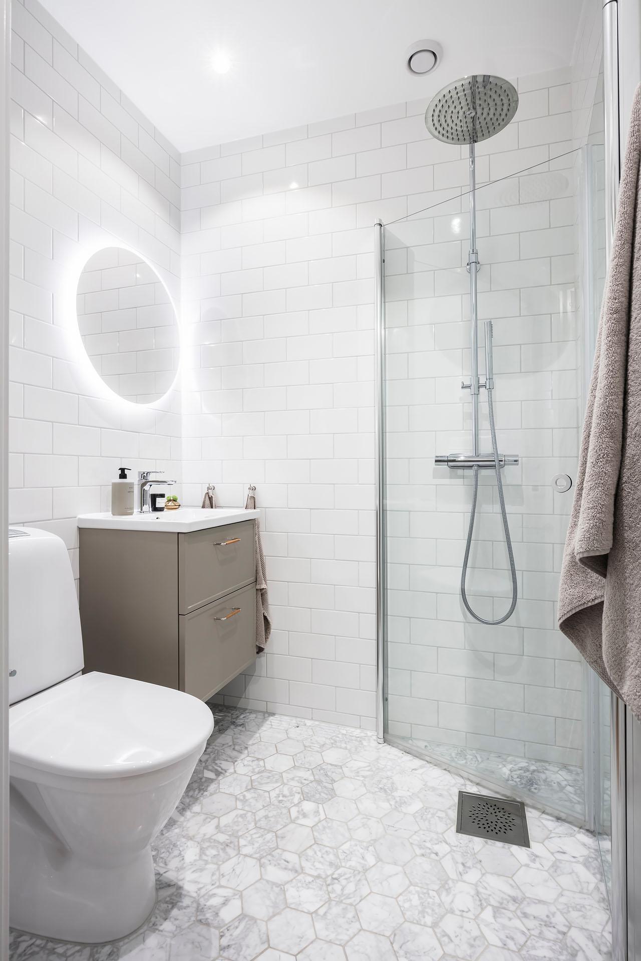 Spegel från Vedum med väggljus