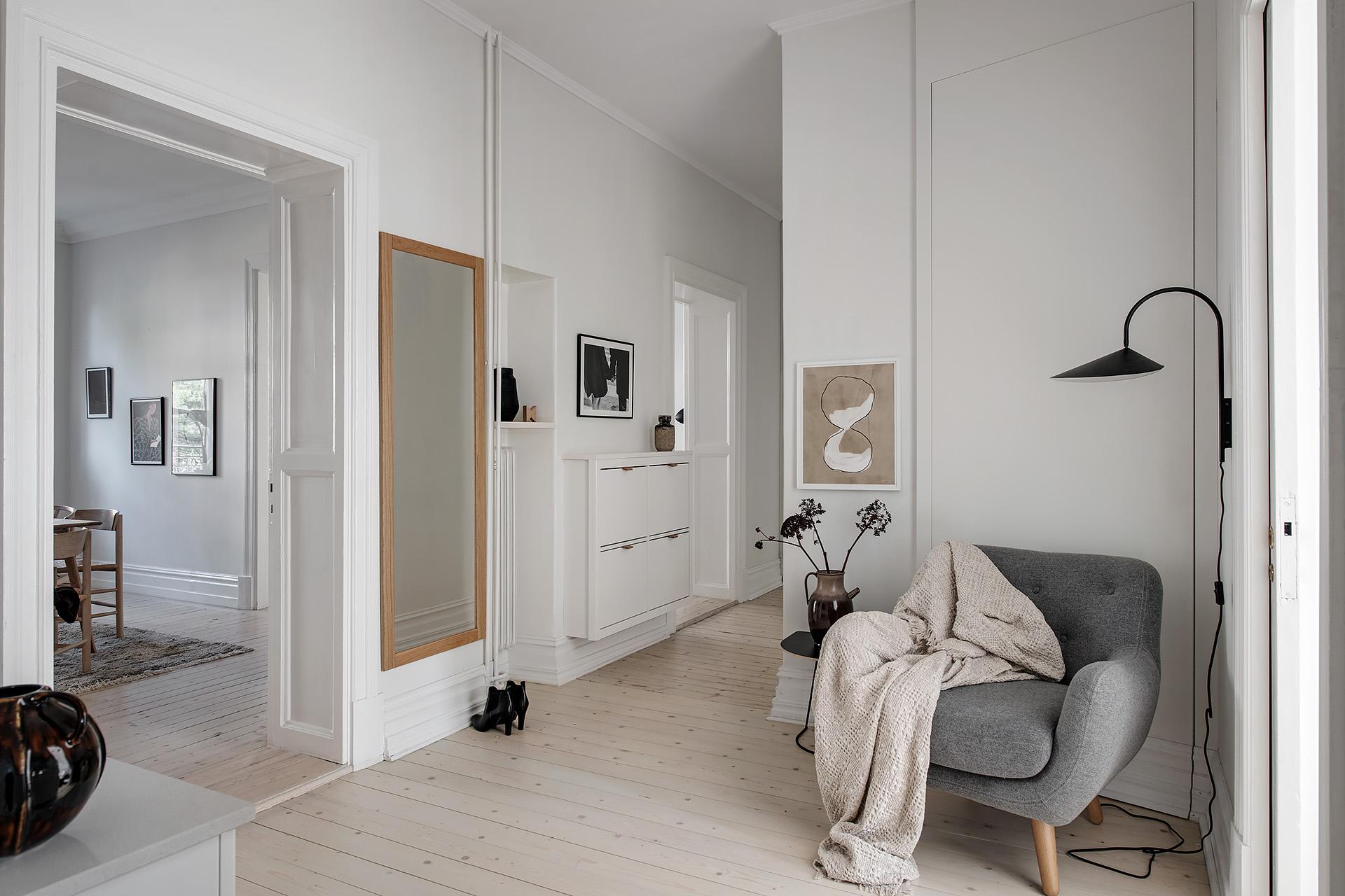 Stor välkomnande hall med plats för möbler