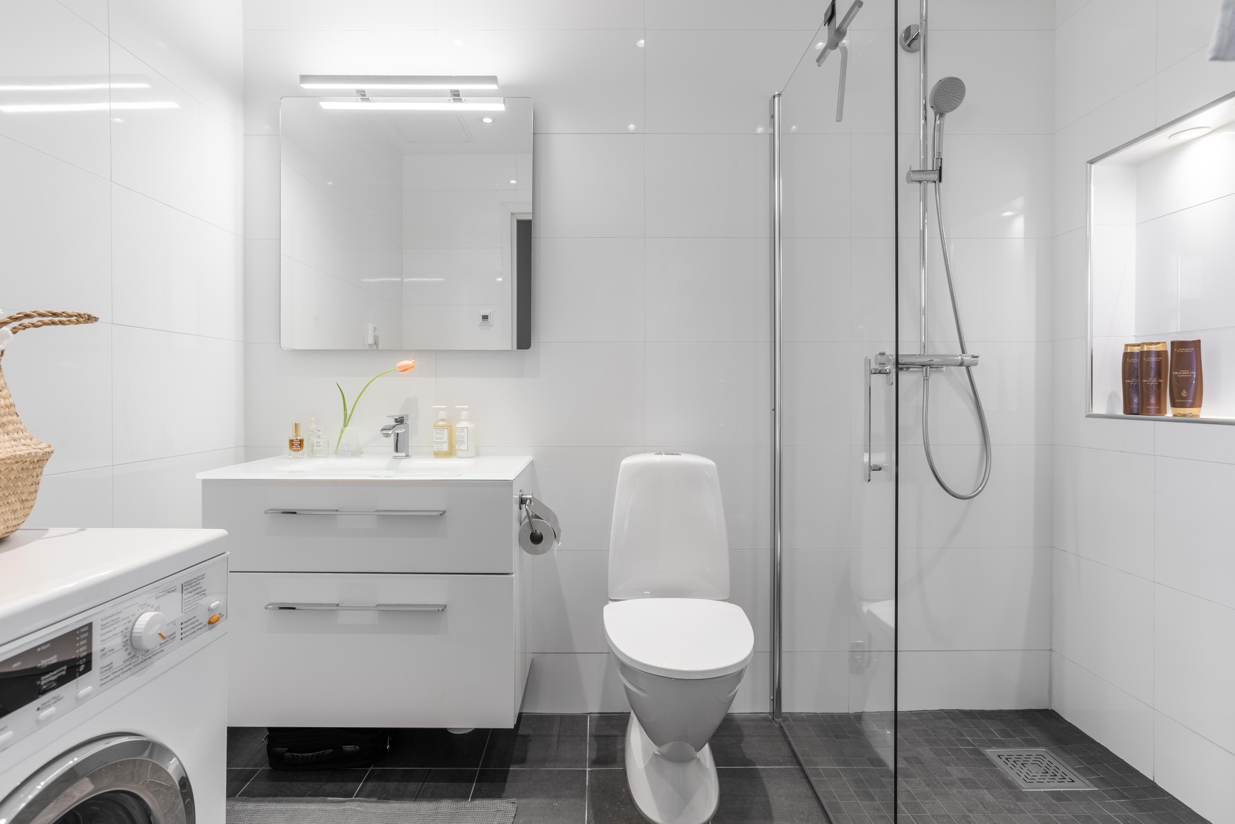 Lågupplöst Smakfullt badrum med klassiska materialval, renoverat 2016