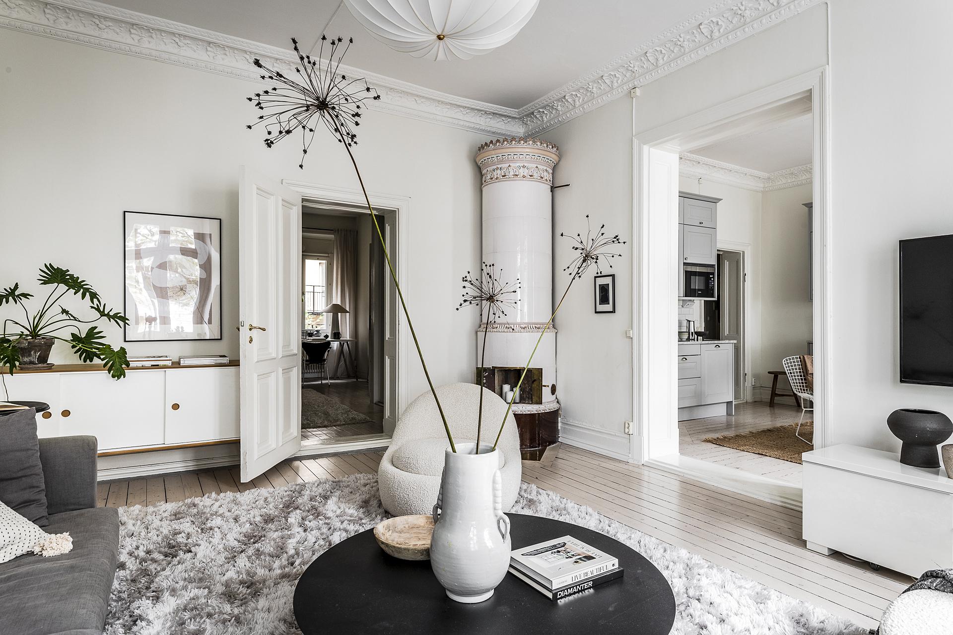 Kakelugnen likt ett smycke för rummet