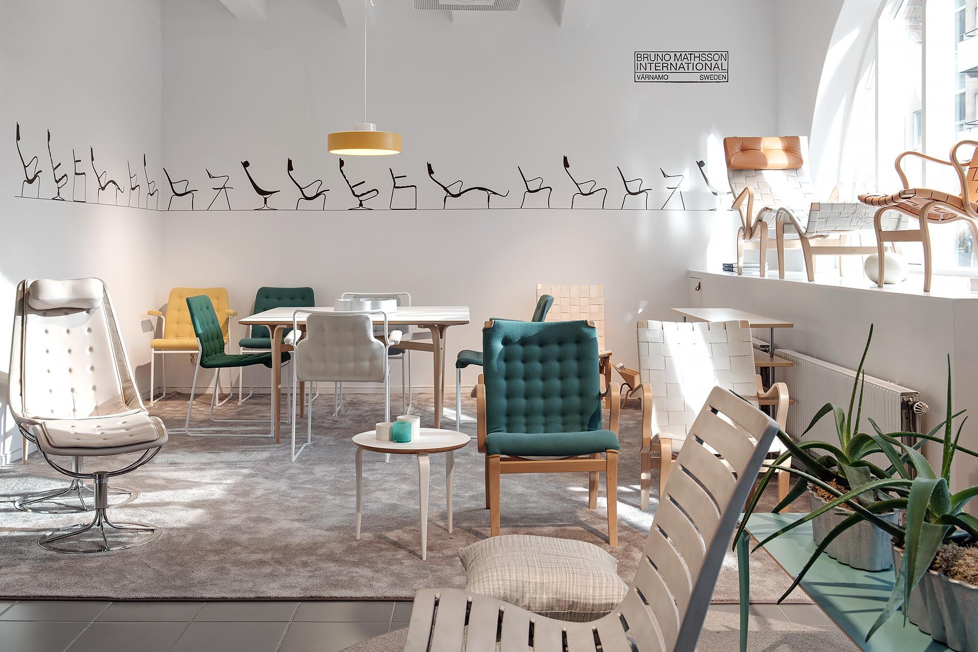 I huset finns showroom för en uppsjö heta designklassiker med både möbler och belysning