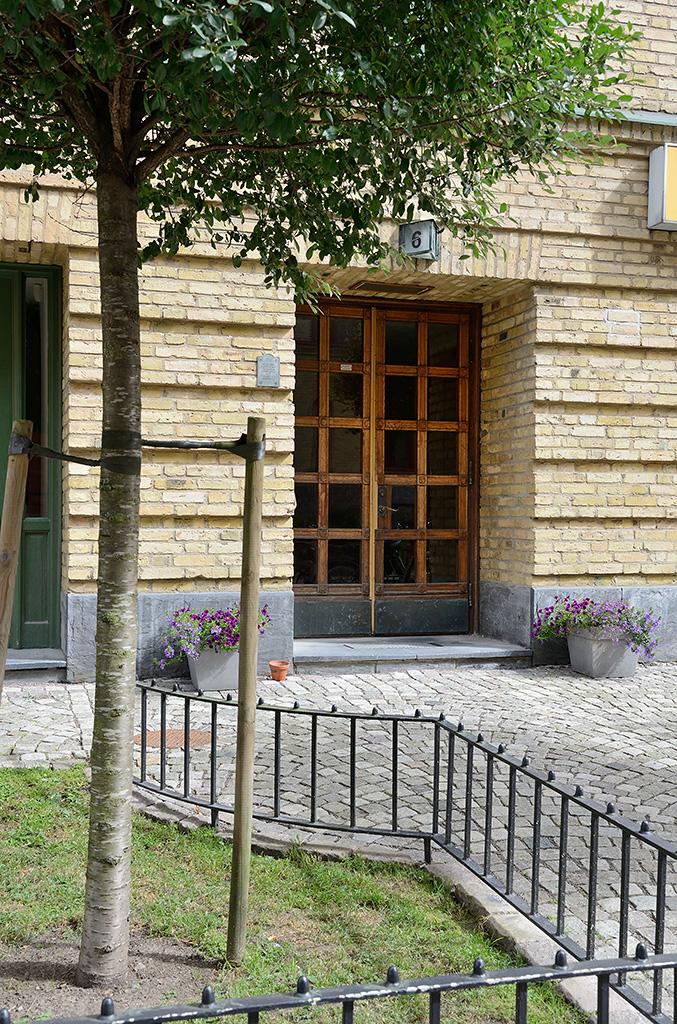 Tidstypisk port med förträdgård vi entrén