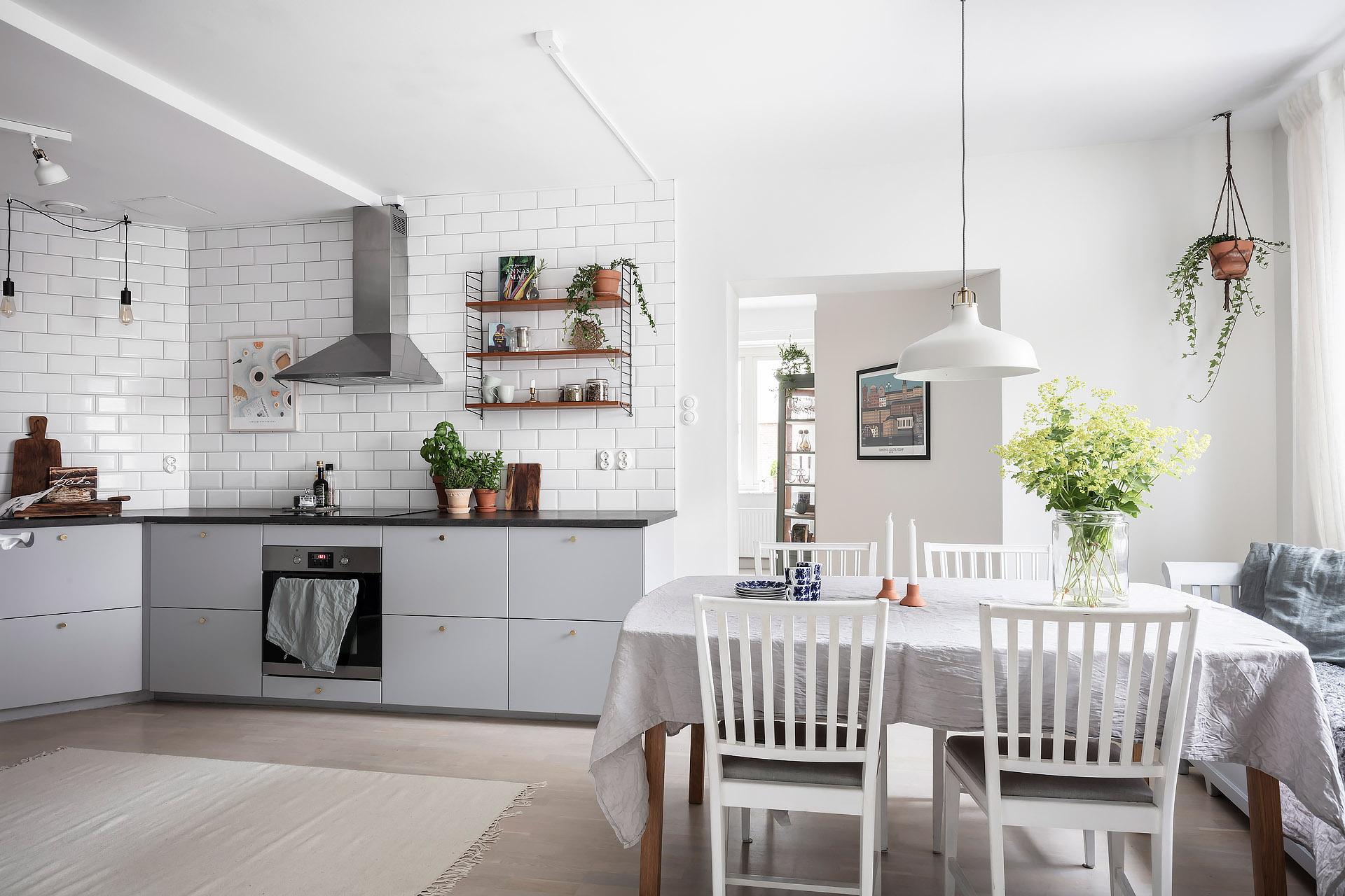 Sedan bilderna togs har dörröppning flyttats, se planskiss