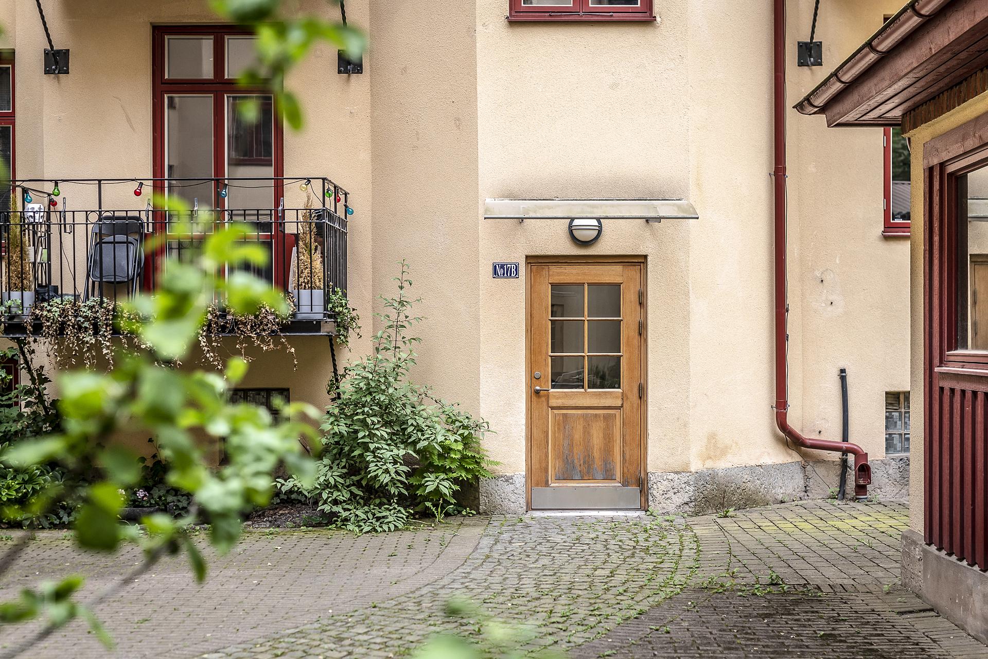 Lägenheten ligger tyst mot innergården