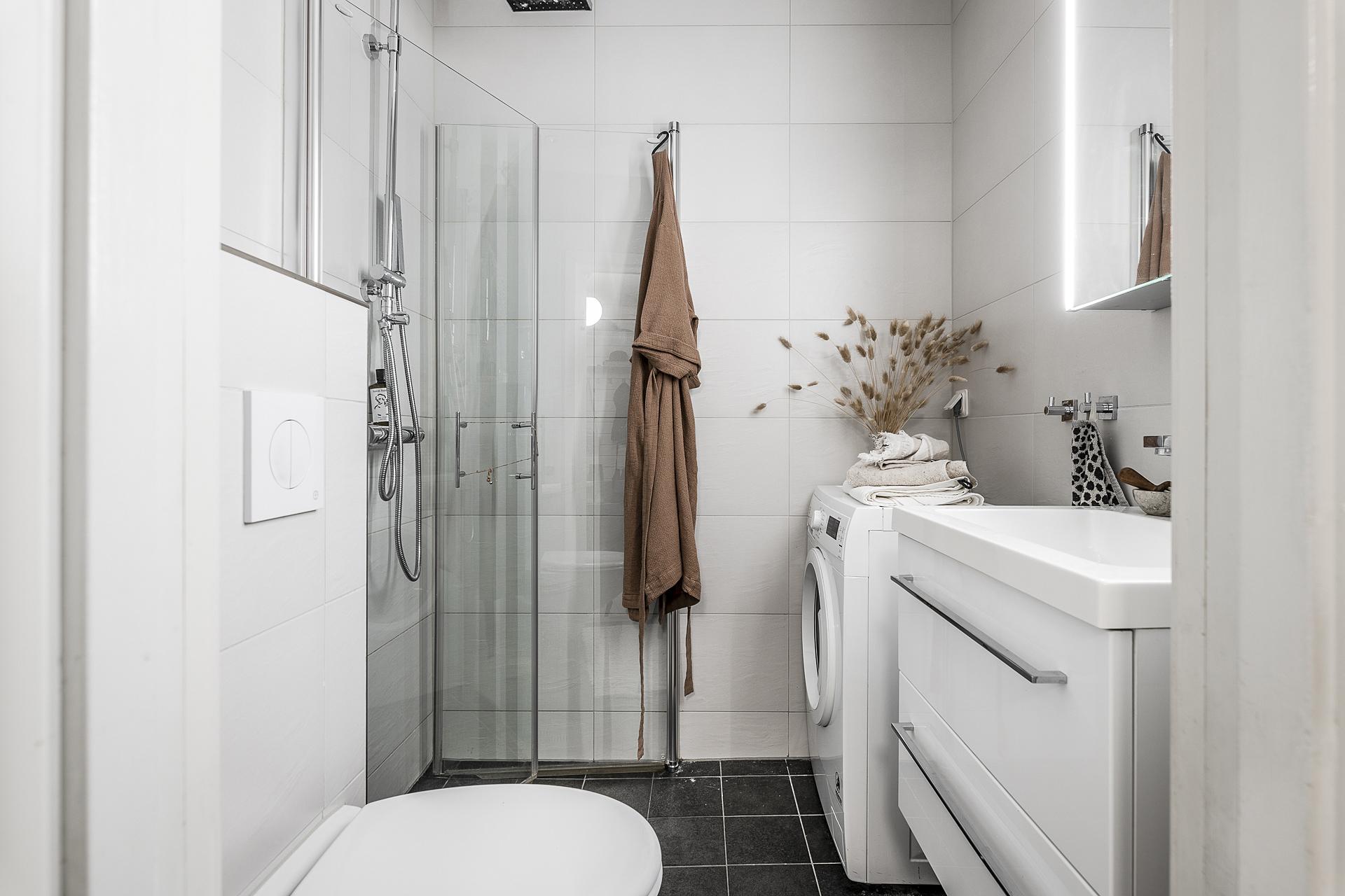 Totalrenoverat badrum med golvvärme, tvättmaskin och vägghängd WC